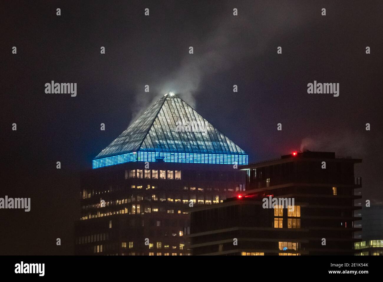 Londres, Royaume-Uni. 7 janvier 2021. Coronavirus: Ville Skyline Blue Light pour NHS. L'emblématique édifice One Canada Square de Canary Wharf illumine le bleu en hommage aux « héros » du NHS, notamment des médecins, des infirmières, des femmes de ménage et d'autres membres du personnel de santé en première ligne de la bataille contre le coronavirus lors du troisième confinement. Credit: Guy Corbishley/Alamy Live News Banque D'Images
