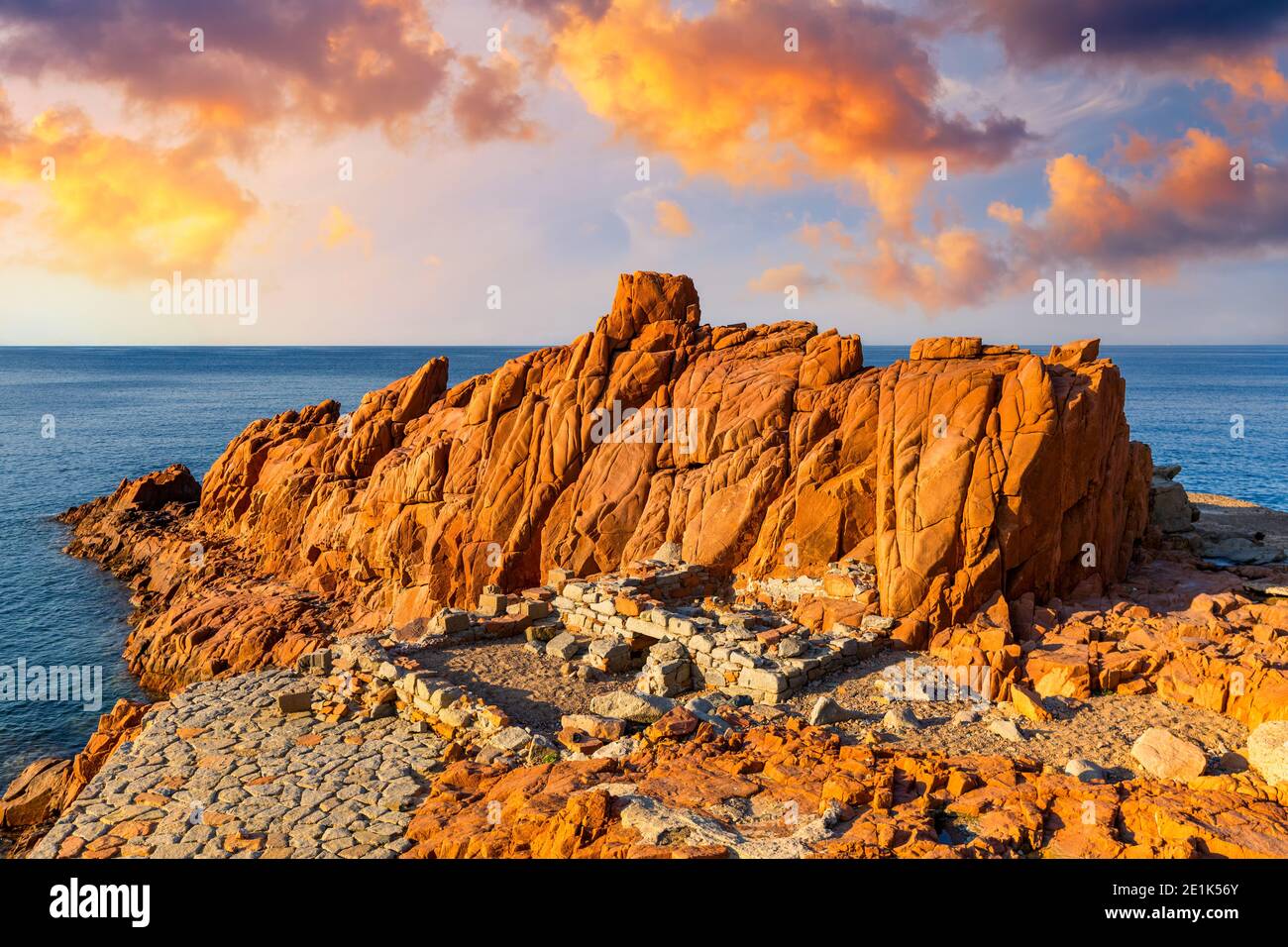 Red Rocks (appelé 'Rocce Rosse') d'Arbatax, Sardaigne, Italie. Arbatax avec les roches de porphyre rouge connues à proximité du port de Capo Bellavista, Sardini Banque D'Images