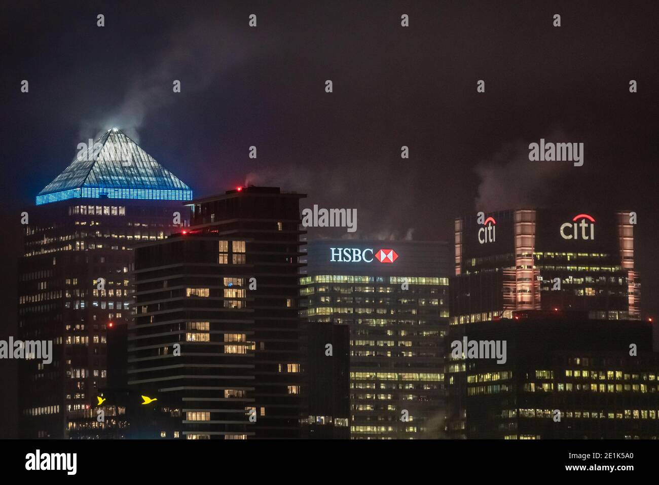 Londres, Royaume-Uni. 7 janvier 2021. Coronavirus: Ville Skyline Blue Light pour NHS. L'emblématique édifice One Canada Square de Canary Wharf illumine le bleu en hommage aux « héros » du NHS, notamment des médecins, des infirmières, des femmes de ménage et d'autres membres du personnel de santé en première ligne de la bataille contre le coronavirus lors du troisième confinement. Credit: Guy Corbishley/Alamy Live News Banque D'Images
