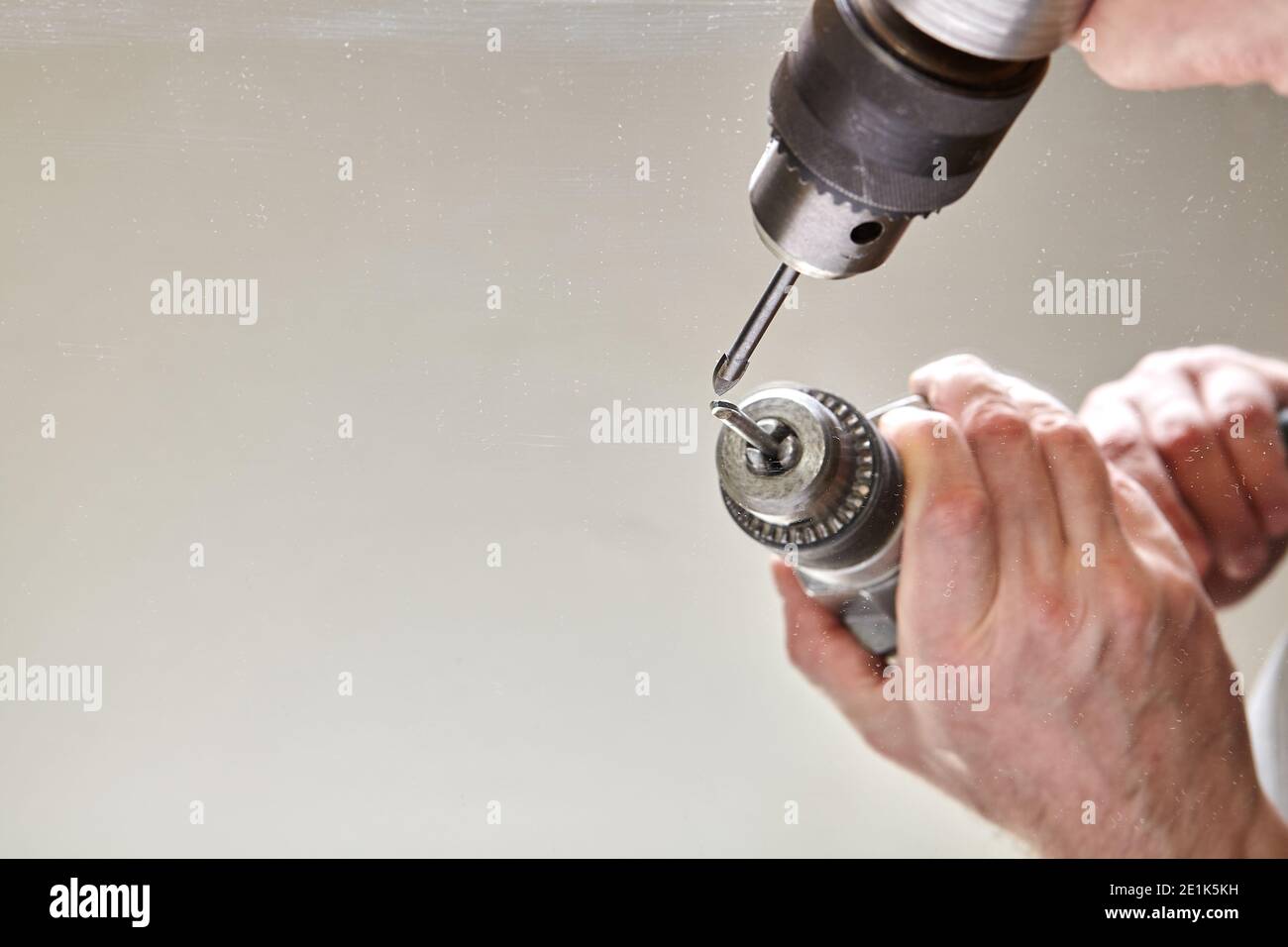 Le foret pour verre est fixé dans le mandrin pour percer le trou dans le  miroir Photo Stock - Alamy