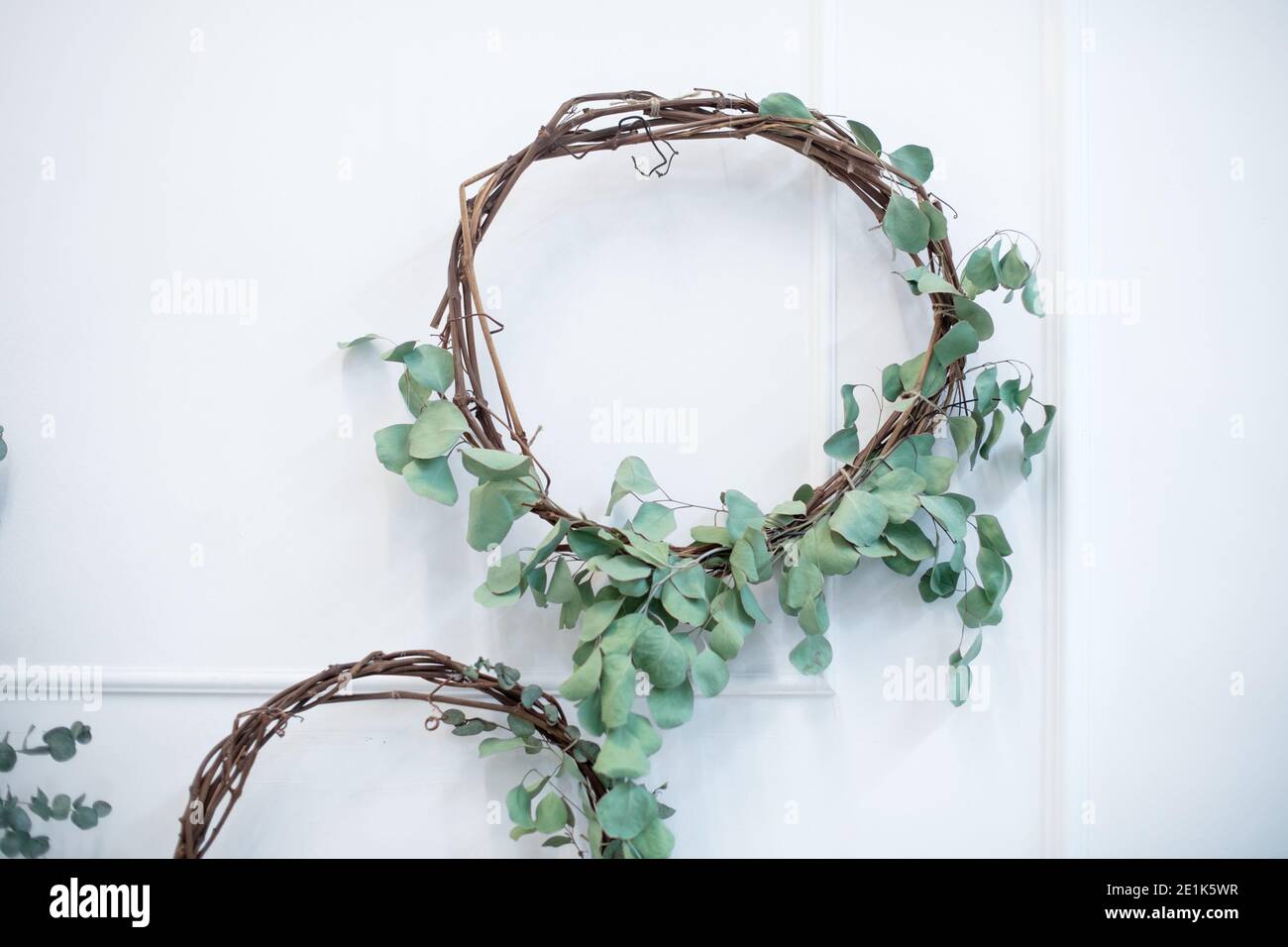 Une couronne d'eucalyptus à l'intérieur. Design japonais combiné au minimalisme scandinave dans une maison lumineuse moderne - Japandi. Décor apaisant Banque D'Images