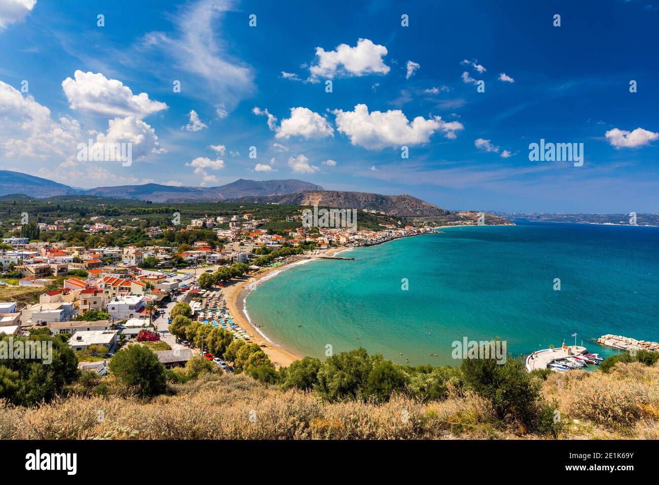 Vacances grecques, beau village Kalives avec mer turquoise dans l'île de Crète, Grèce. Avis de Kalyves Beach, Crète. Les touristes se détendre sur la plage et Banque D'Images