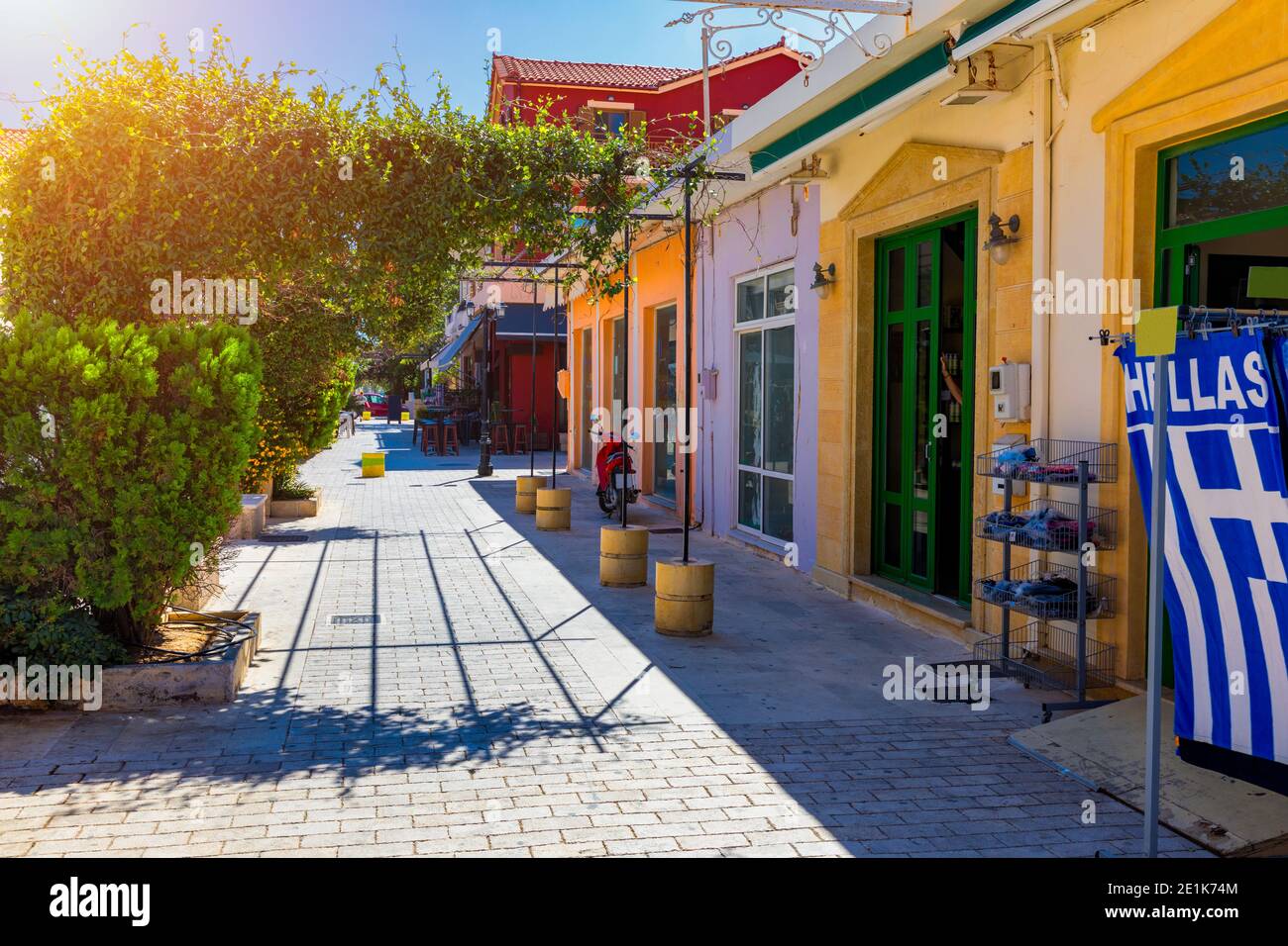 Lixouri est la deuxième plus grande ville de Kefalonia, Grèce. Vue sur la ville et les rues de Lixouri, l'île de Cefalonia, Ionienne, Grèce. Banque D'Images