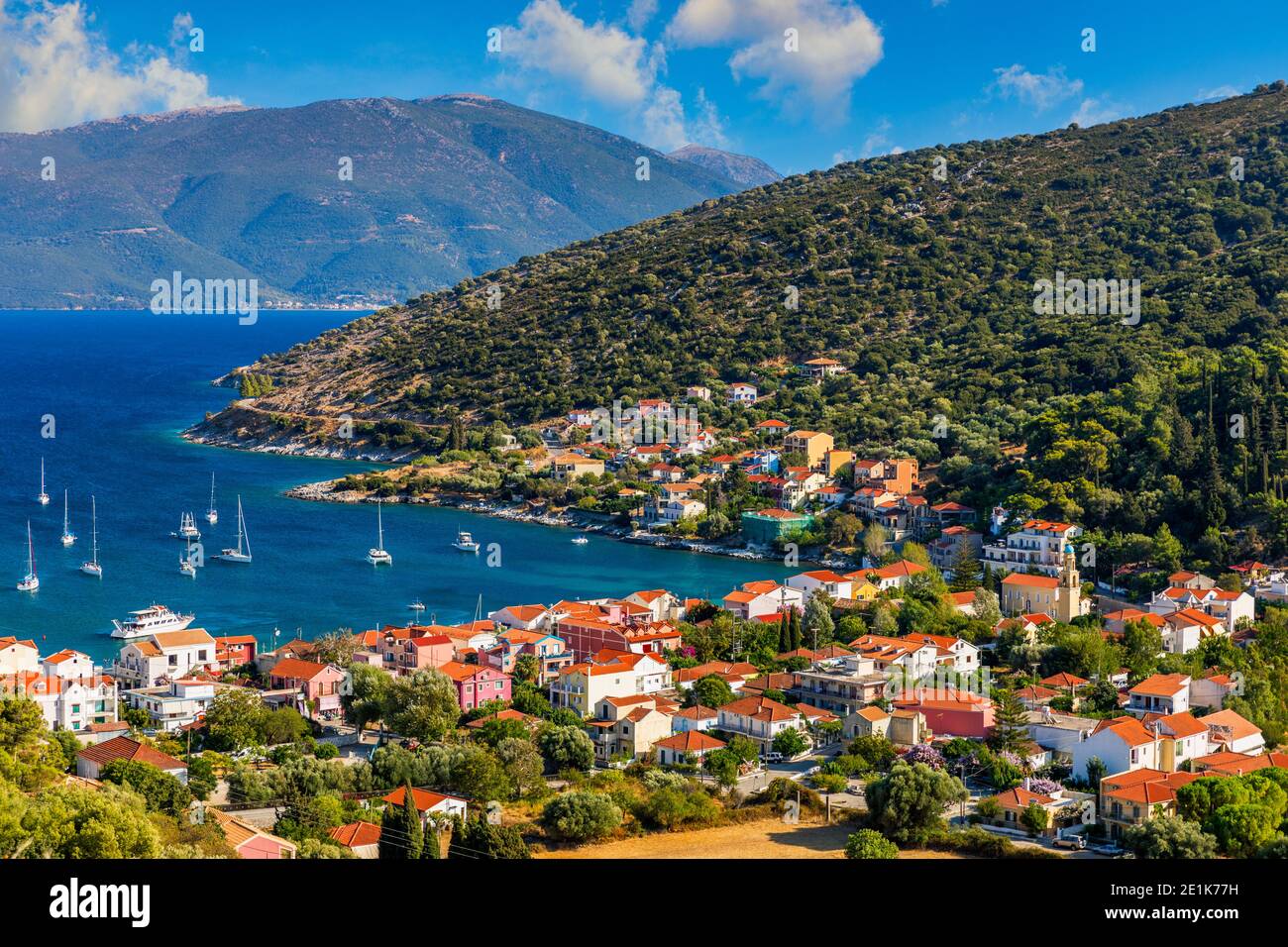 Village d'Agia Effimia sur l'île de Céphalonie ou de Kefalonia, Mer Ionienne, Grèce. Paysage urbain étonnant de la ville d'Agia Effimia, Kefalonia, Grèce. Banque D'Images