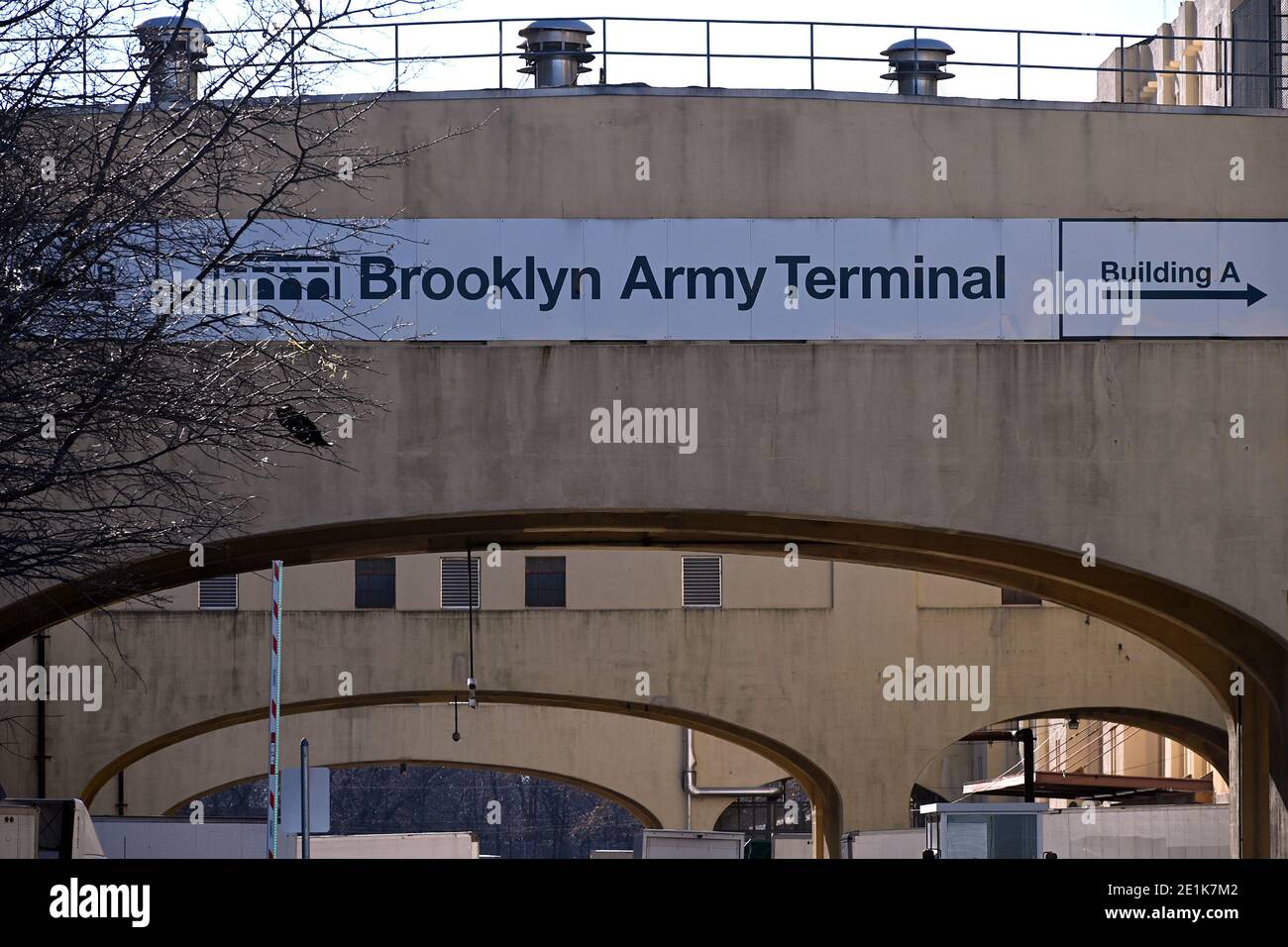 New York, États-Unis. 07 janvier 2021. Arcade reliant le terminal de l'armée de Brooklyn UN bâtiment à côté du bâtiment annexe où le maire de New York Bill de Blasio envisage de créer un site de distribution de vaccins COVID-19 pour le grand public, dans le quartier de Brooklyn, à New York. NY, le 7 janvier 2021. (Photo par Anthony Behar/Sipa USA) crédit: SIPA USA/Alay Live News Banque D'Images