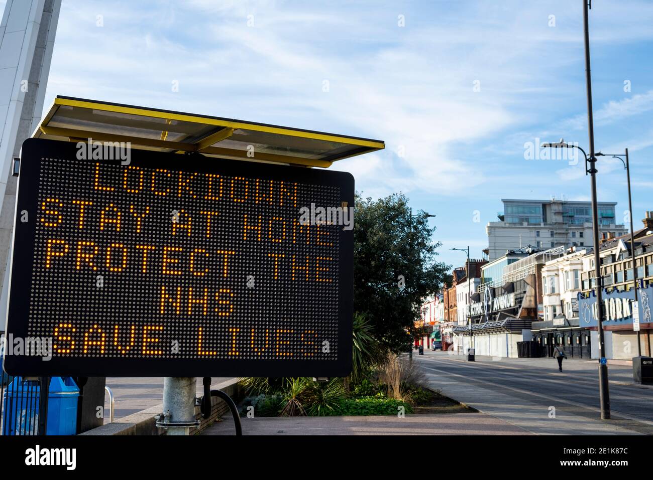 Avertissement de verrouillage électronique Matrix signe dans Southend sur la mer, Essex, Royaume-Uni, pendant le troisième COVID 19, le coronavirus de verrouillage. Restez à la maison, protégez le NHS Banque D'Images