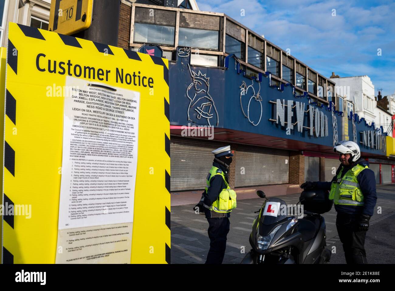Des agents de police civile qui appliquent des restrictions de stationnement à Southend on Sea, Essex, Royaume-Uni, au cours du troisième confinement du coronavirus COVID 19. En train de se retirer Banque D'Images