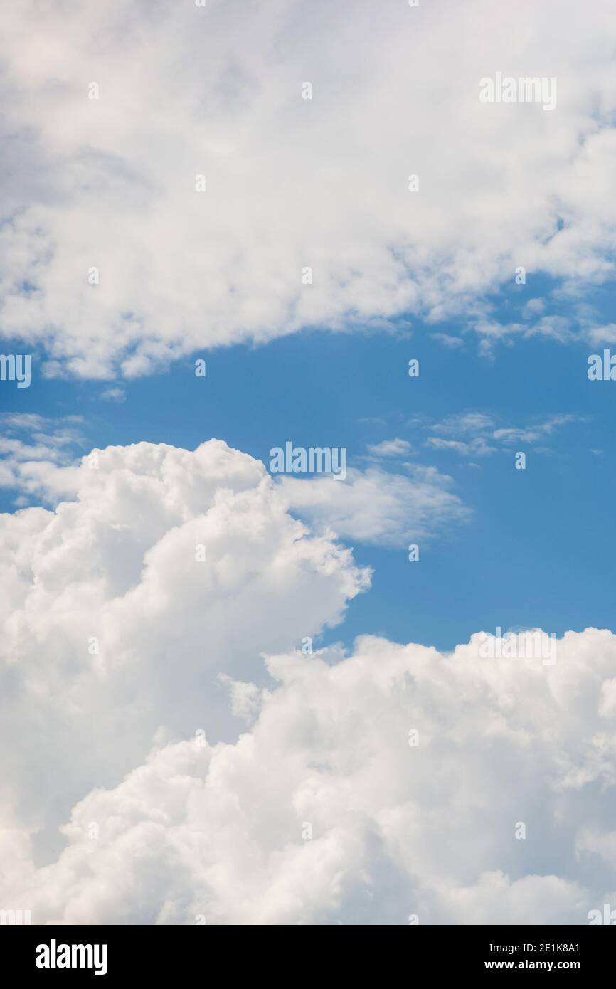De beaux nuages dans le ciel bleu avec des poutres de soleil Banque D'Images