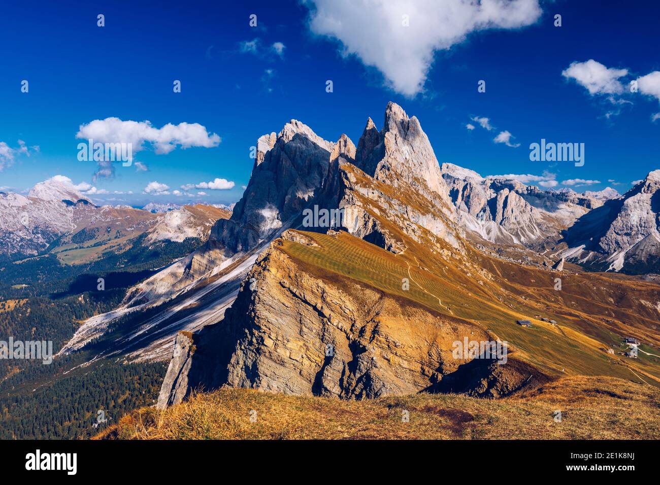 Secada en automne dans le sud du Tyrol dans les Alpes du nord de l'Italie. Vues de Seceda sur les montagnes Odle en automne avec les couleurs de l'automne. Secada, Val Gardena, Banque D'Images
