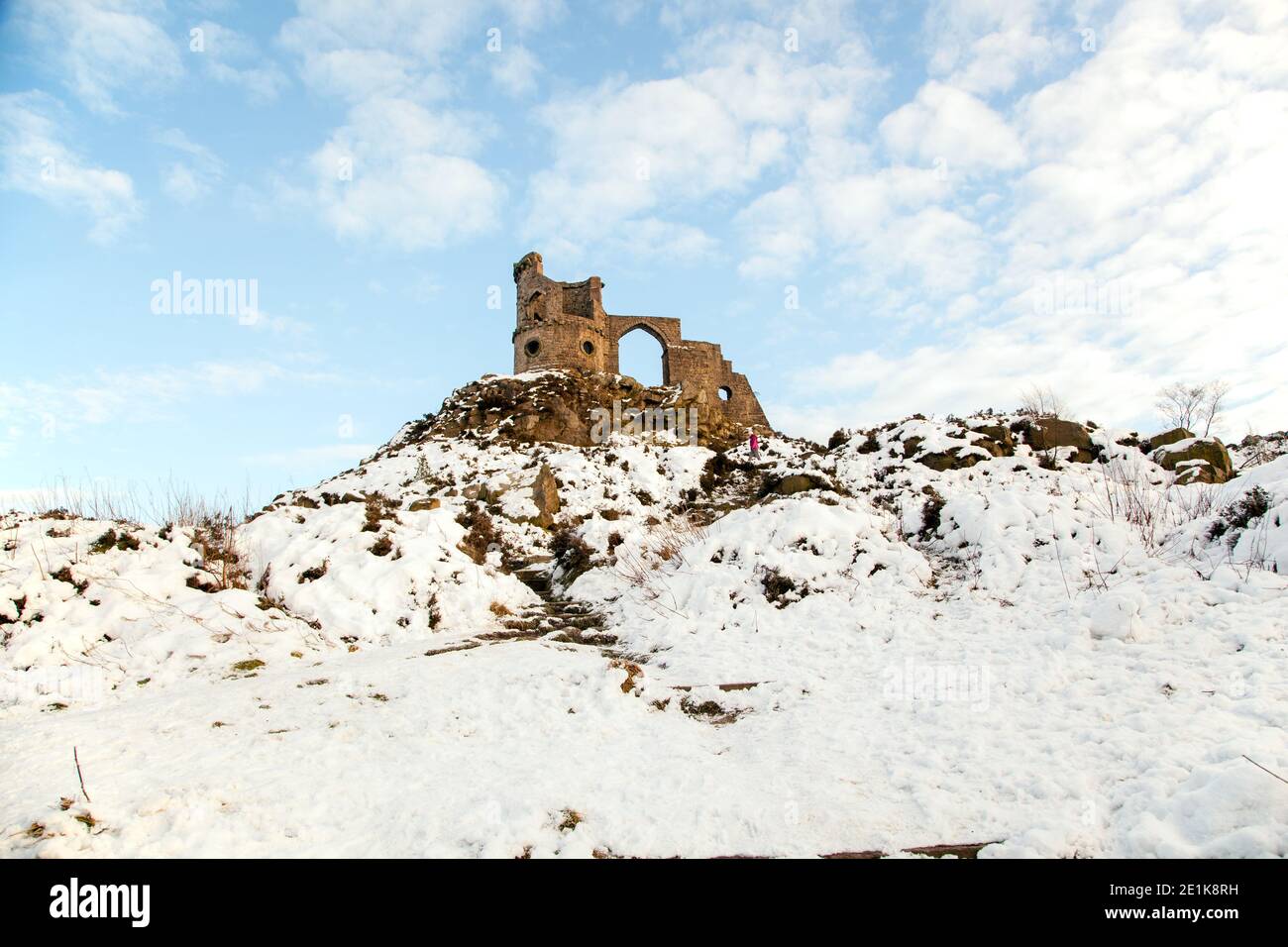 Mow COP Castle, la folie d'un château en ruines dans la neige pendant l'hiver, debout sur le sentier de Gritstone et South Cheshire Way longue distance sentiers Banque D'Images