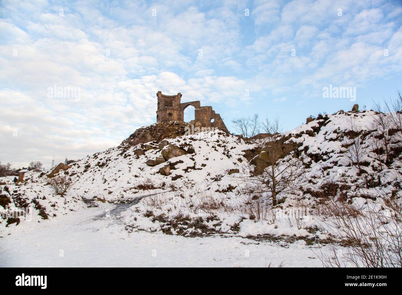 Mow COP Castle, la folie d'un château en ruines dans la neige pendant l'hiver, debout sur le sentier de Gritstone et South Cheshire Way longue distance sentiers Banque D'Images