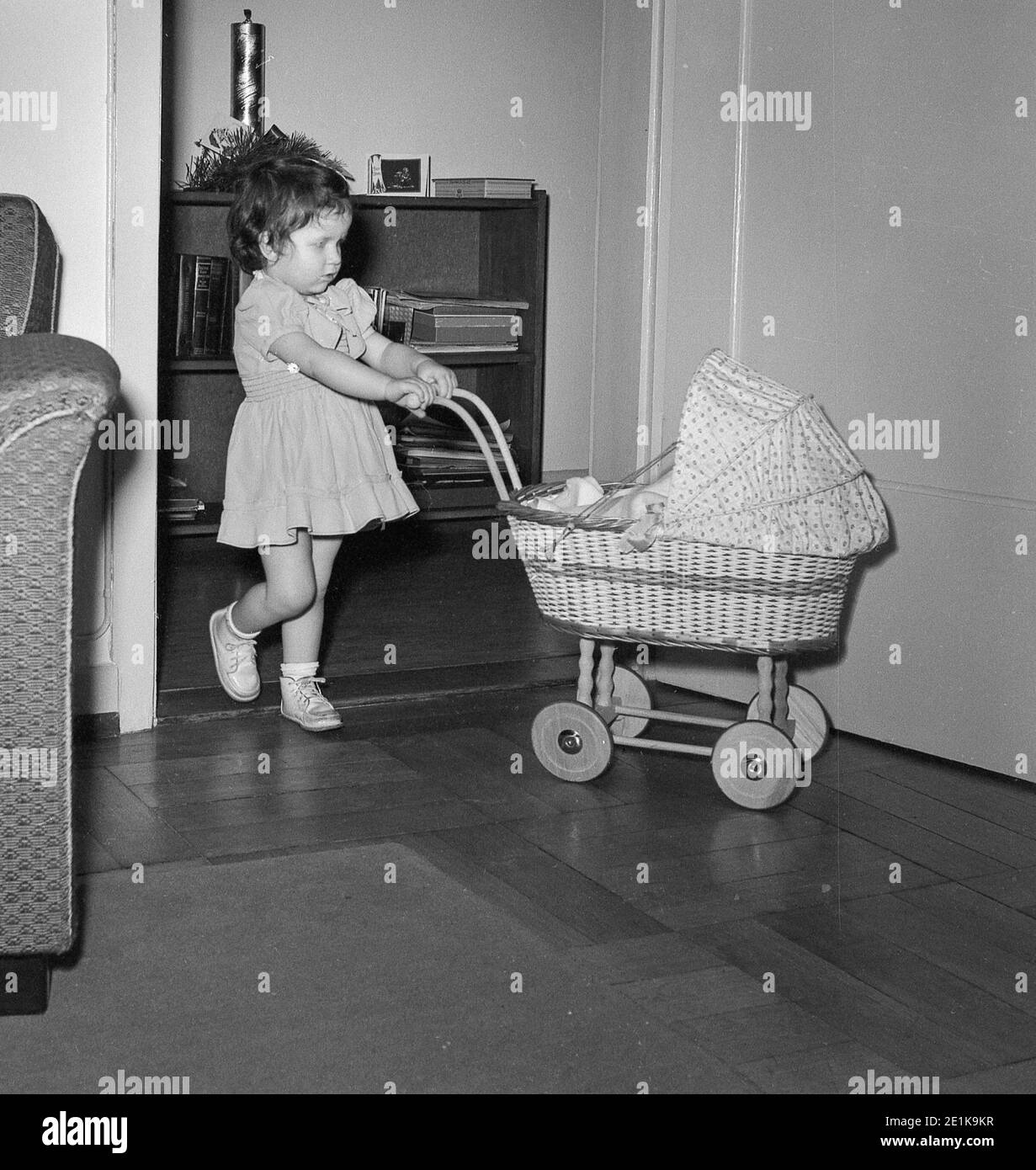 Mignonne Fille Des Annees 1950 Pousse Son Bebe Poupee Pram Usa Photo Stock Alamy