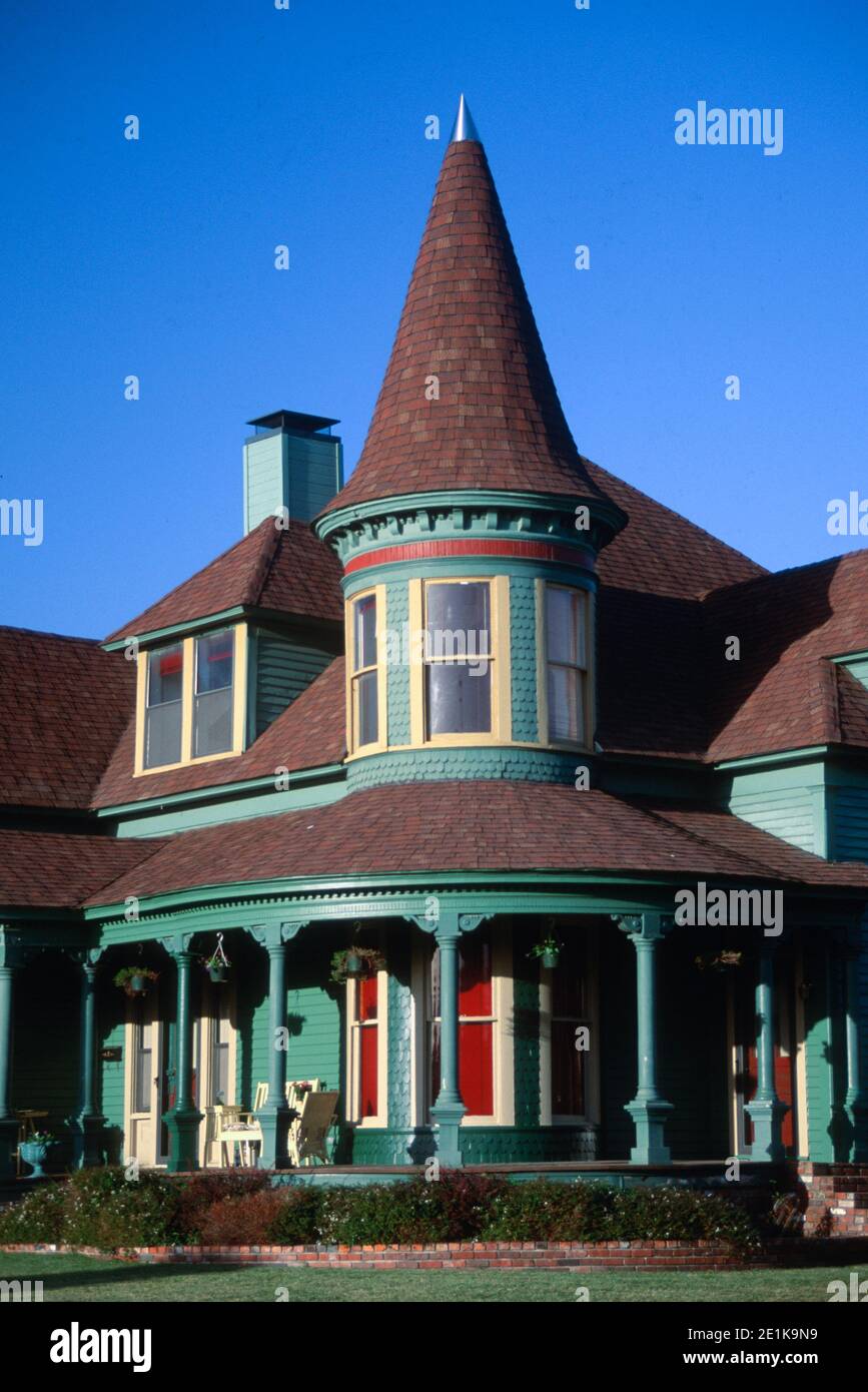 Cette maison de style victorien restaurée dispose d'une tourelle et d'une véranda panoramique, Oklahoma, États-Unis Banque D'Images