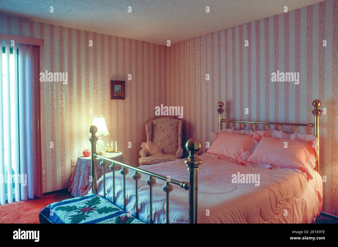 1989 anciens lits en laiton est la pièce maîtresse d'une chambre, USA Banque D'Images
