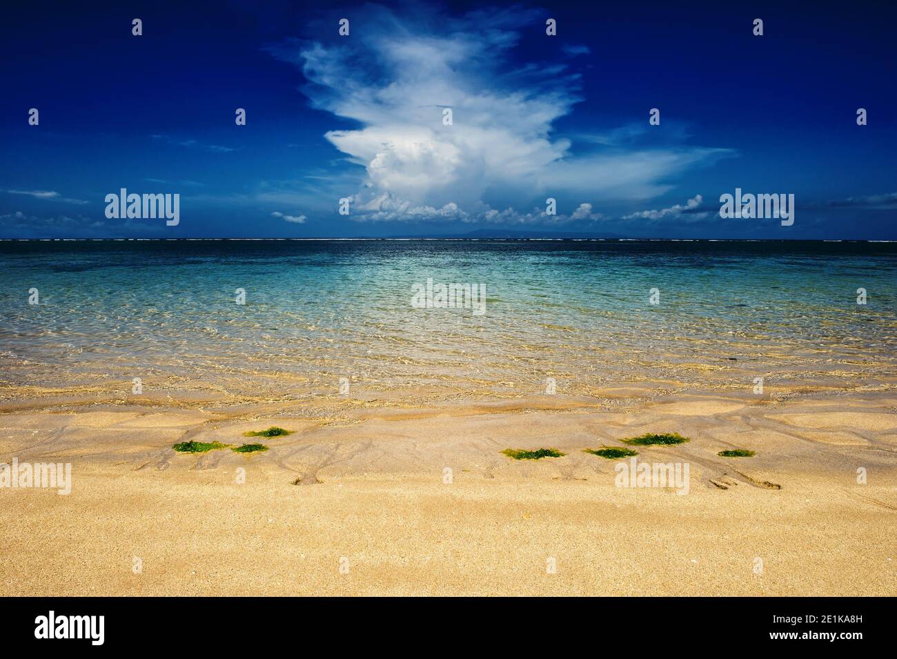 Bleu de l'eau de mer, ciel nuageux spectaculaire, plage de sable. Paysage de voyage Banque D'Images