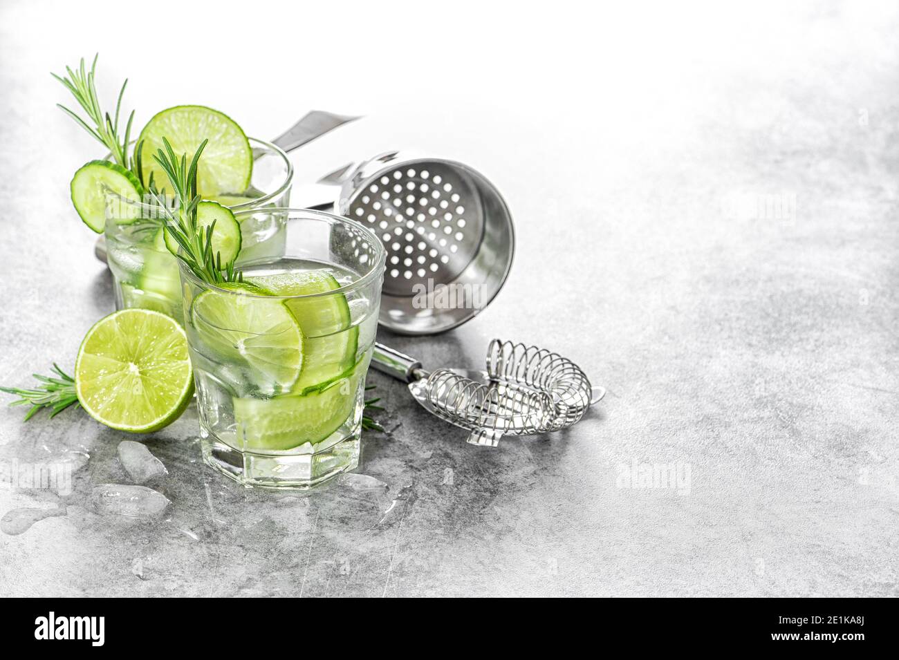 Boisson fraîche au concombre avec citron vert, romarin, glace. Accessoires de barre Banque D'Images