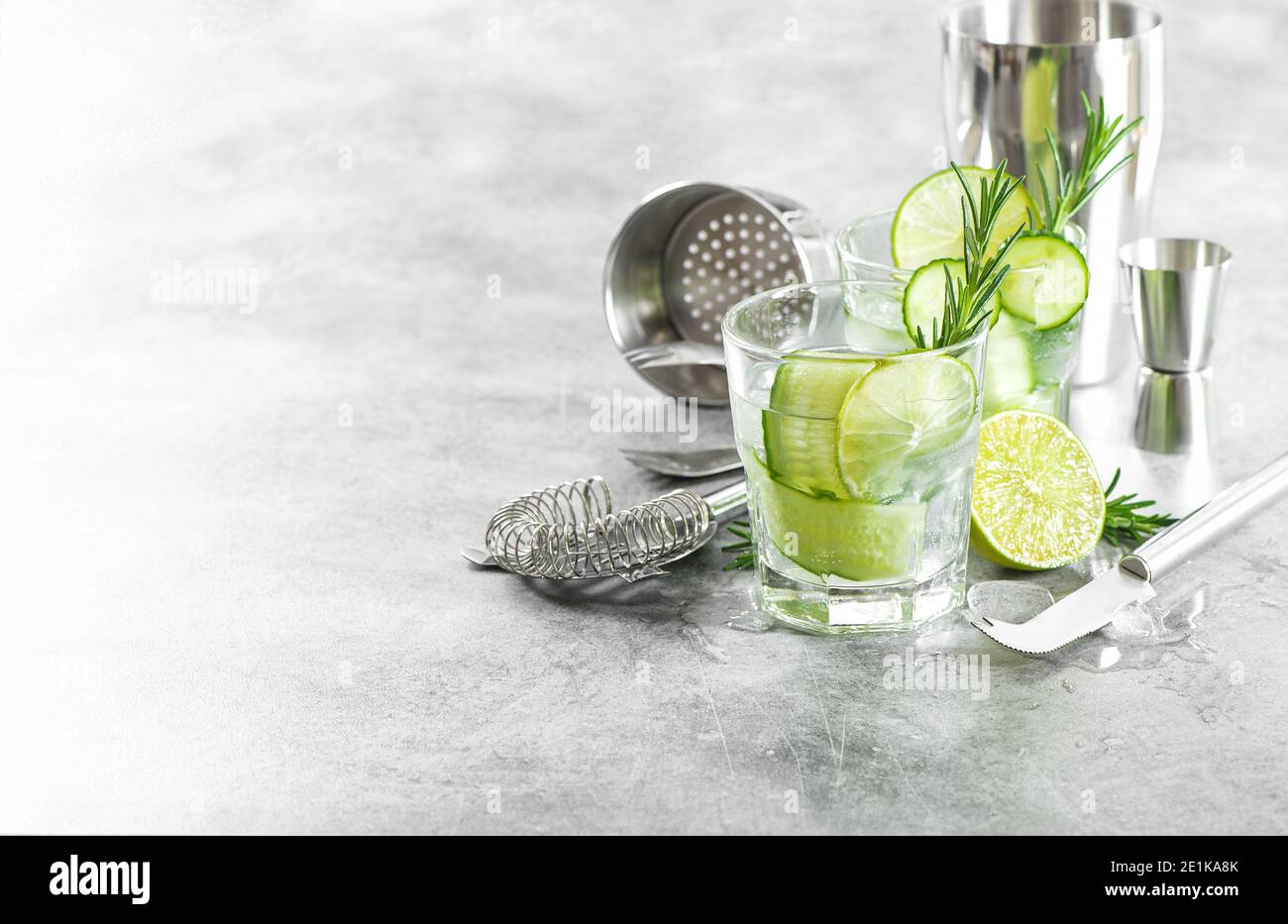 Boisson fraîche et froide avec concombre, citron vert, romarin, glace Banque D'Images