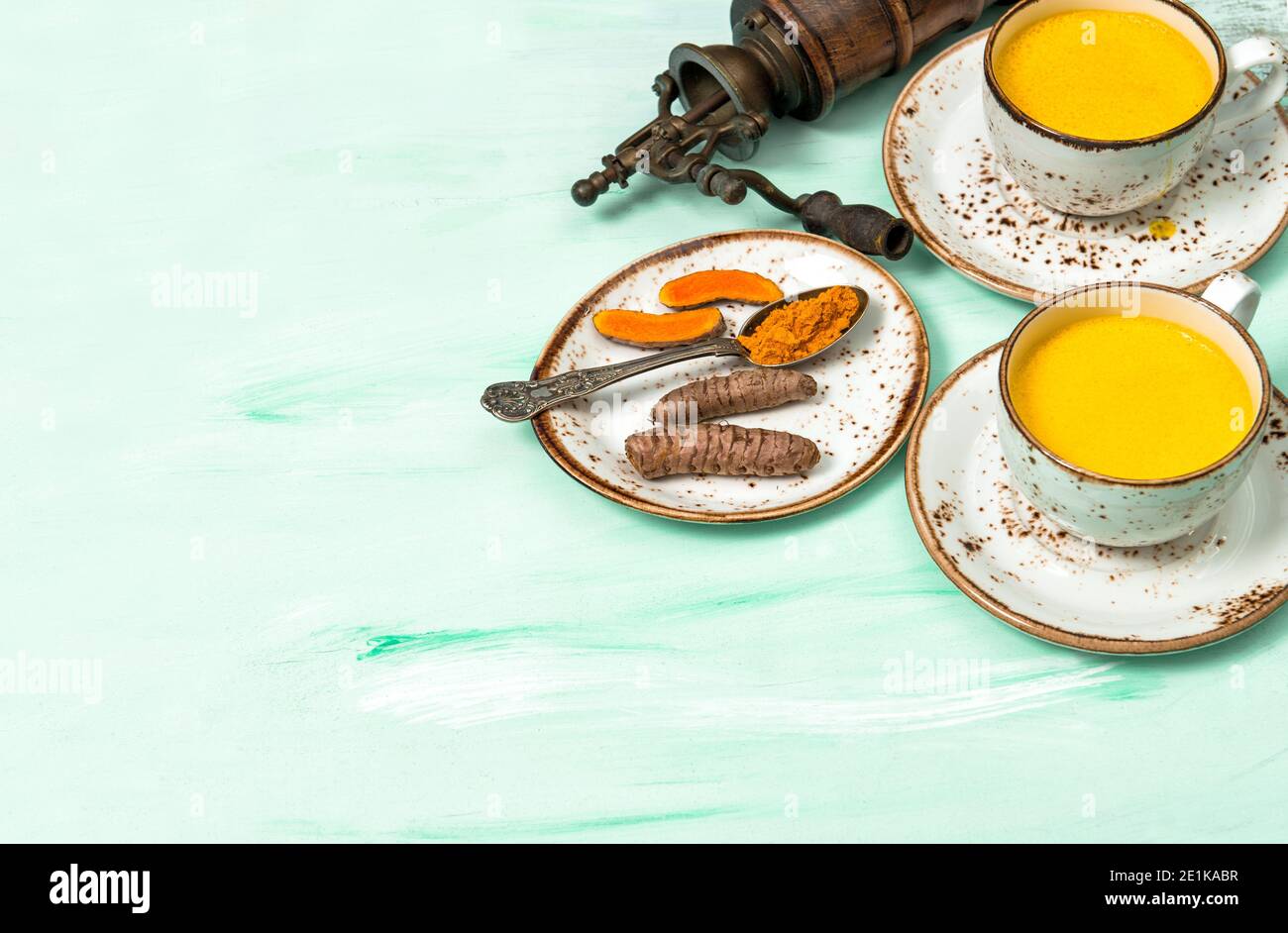 Boisson chaude au lait curcuma avec épices et moulin vintage Banque D'Images