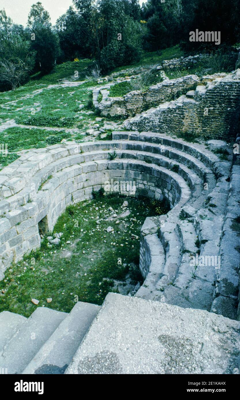 Zaghouan : bassin et sortie - source pour l'aqueduc de Zaghouan ou aqueduc de Carthage d'une longueur totale de 132 km jusqu'à Carthage (aujourd'hui Tunis). Numérisation d'archivage à partir d'une lame. Avril 1976. Banque D'Images