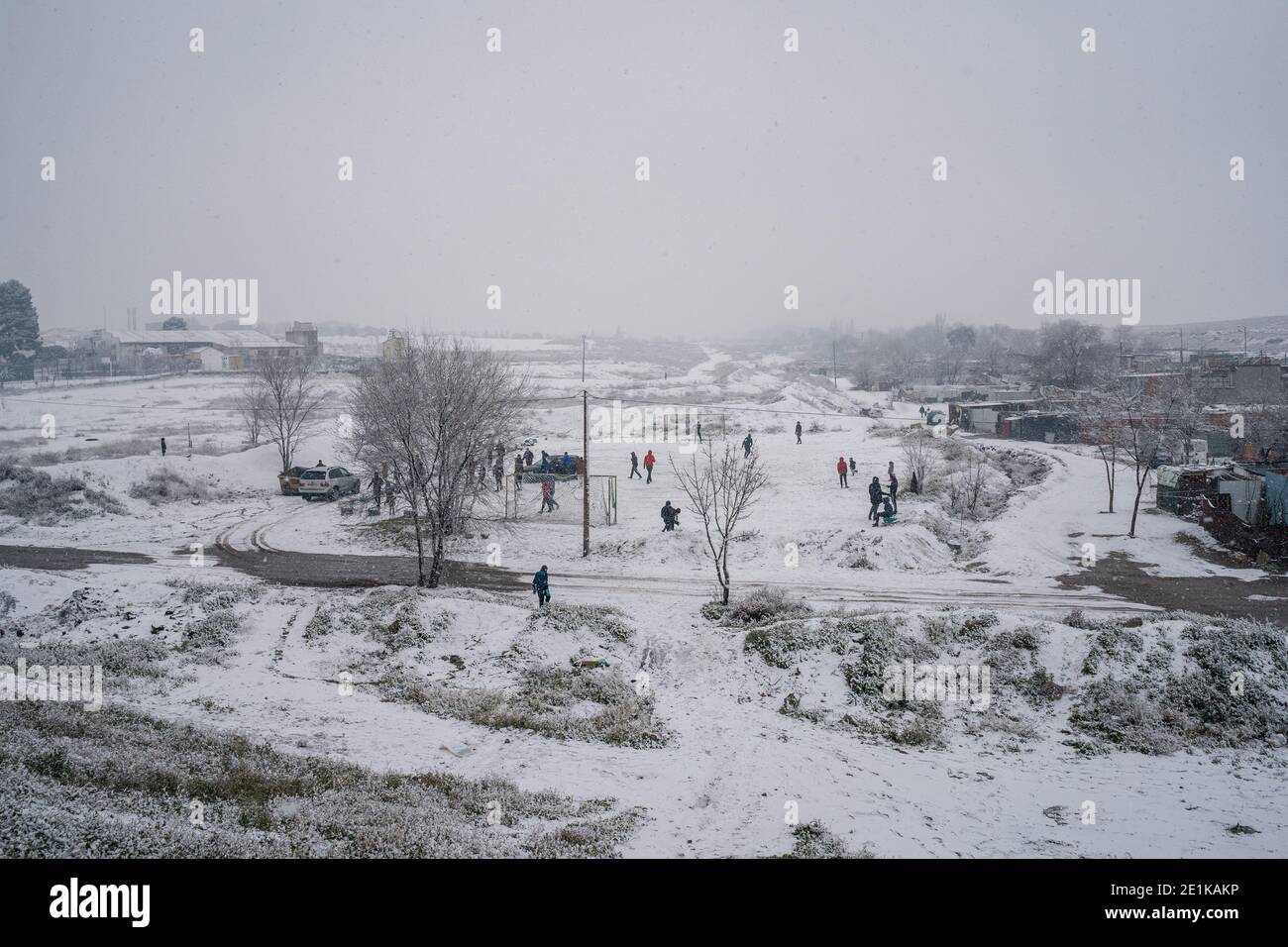 Chutes de neige abondantes observées au-dessus du quartier marginal de la Cañada Real.Spain enregistre les basses températures historiques et les chutes de neige mettant la communauté de Madrid en alerte. Dans le sud de Madrid, la Cañada Real, la communauté est privée d'électricité depuis 3 mois. Banque D'Images