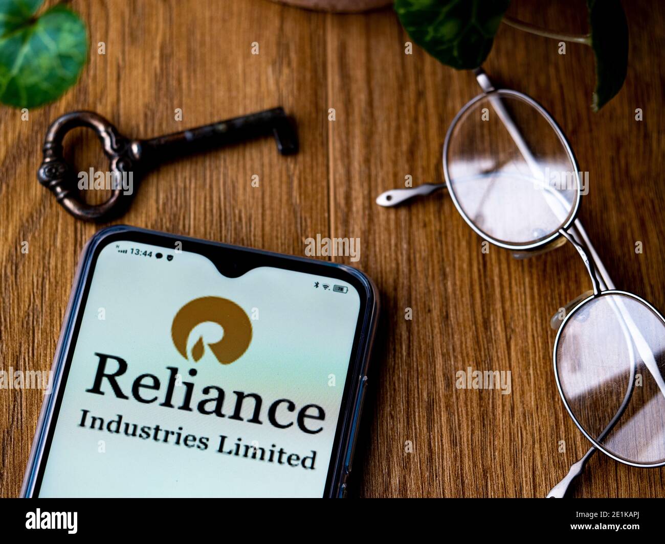 Dans cette illustration, un logo Reliance Industries, visible sur un smartphone. Banque D'Images