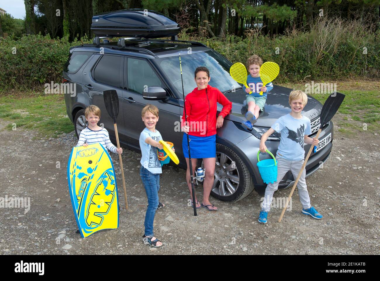 Une jeune mère avec ses 4 enfants et Land Rover Discovery, en vacances à Cornwall. Banque D'Images