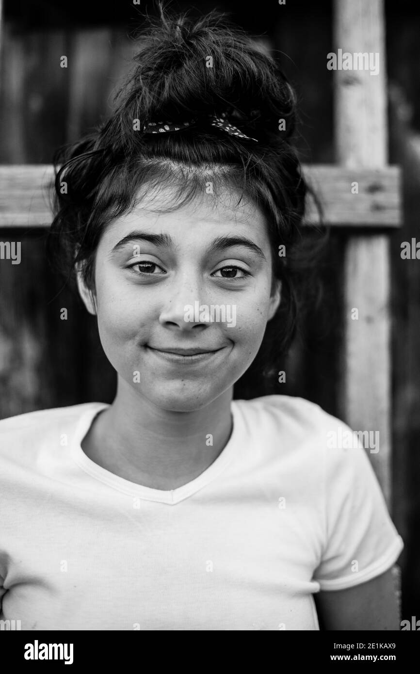 Portrait du teengirl avec des yeux expressifs. Photo en noir et blanc. Banque D'Images