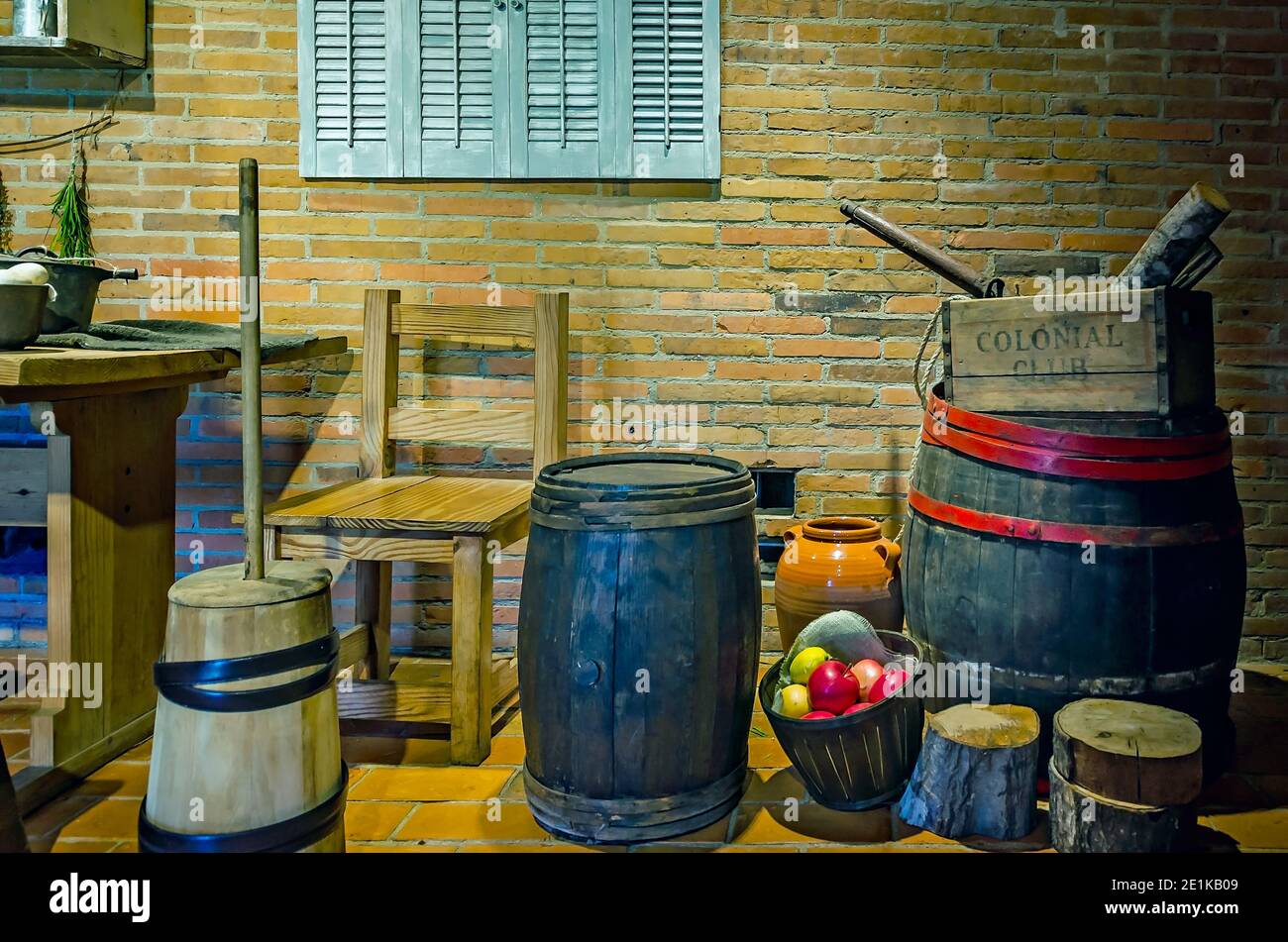 Des articles typiques de cuisine coloniale, y compris une urne antique de beurre, sont exposés au fort de Colonial Mobile à Mobile, Alabama. Banque D'Images