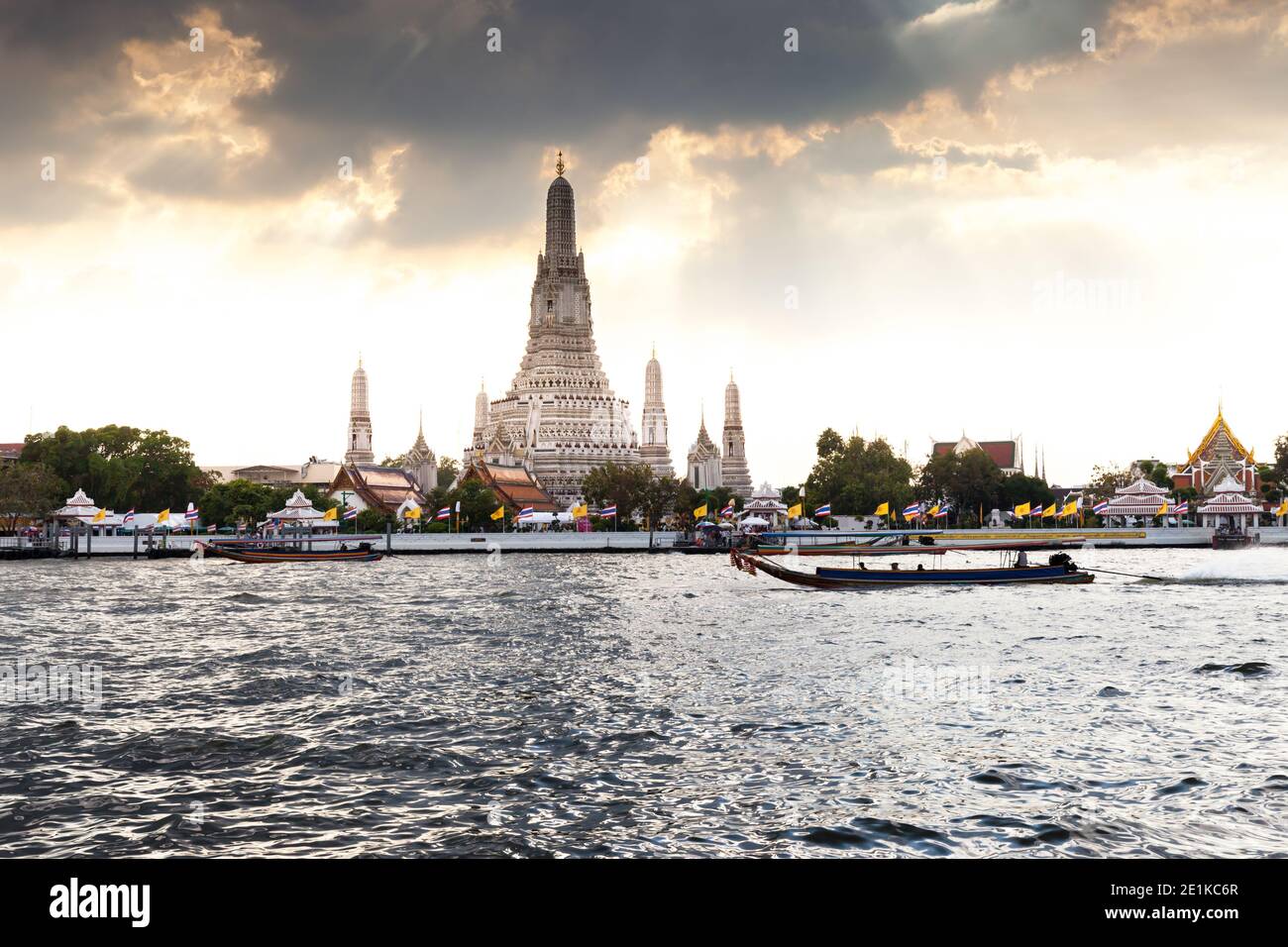 la pagode du temple se reflète sur l'eau contre le ciel Banque D'Images