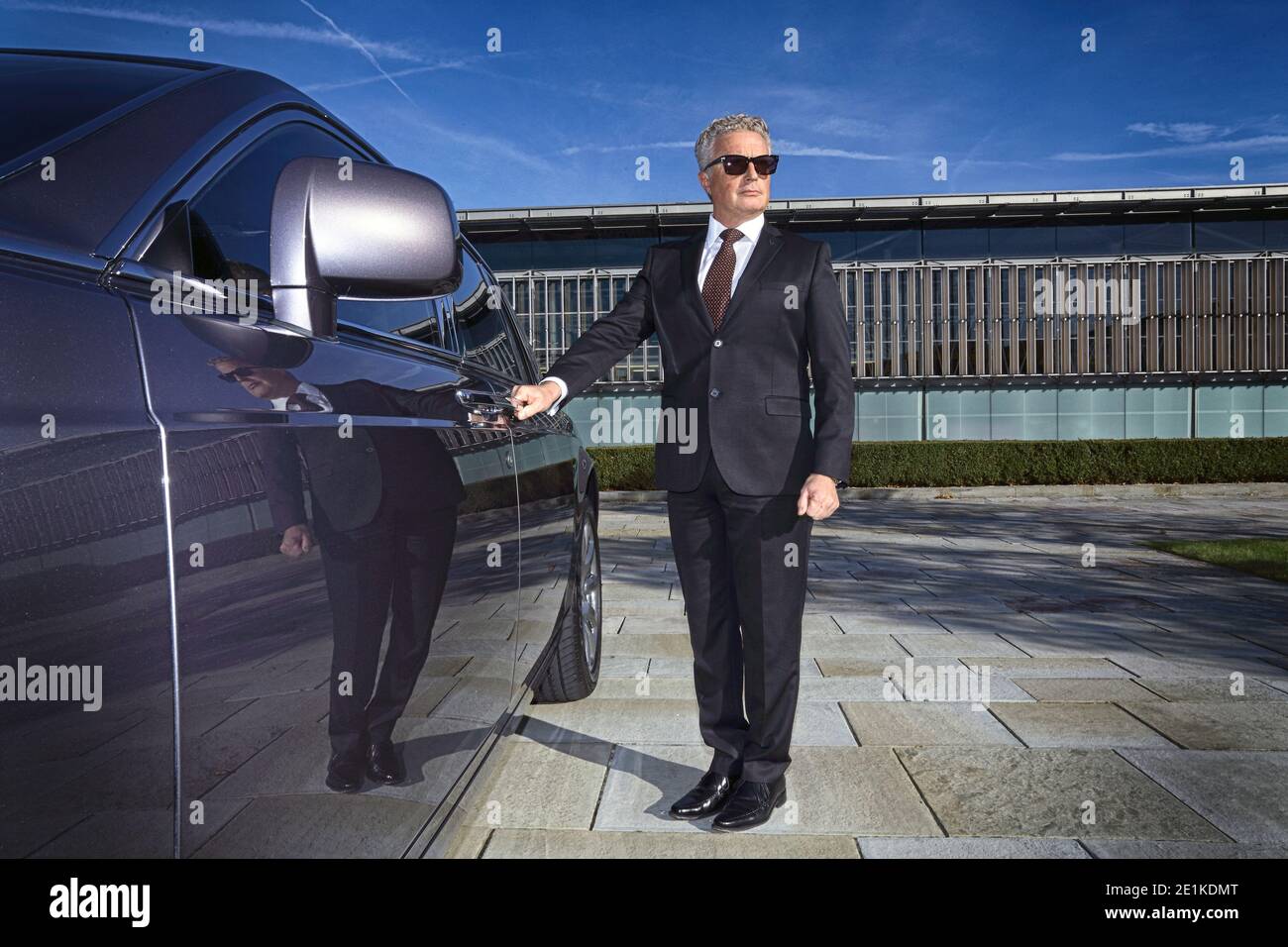 Chauffeur ouvrant la porte de voiture pour les clients vip Photo Stock -  Alamy