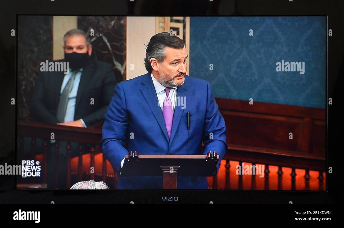 Une capture d'écran de la télévision PBS du sénateur républicain américain Ted Cruz prenant la parole au cours d'une session conjointe du Congrès pour ratifier l'élection du président en 2020. Banque D'Images