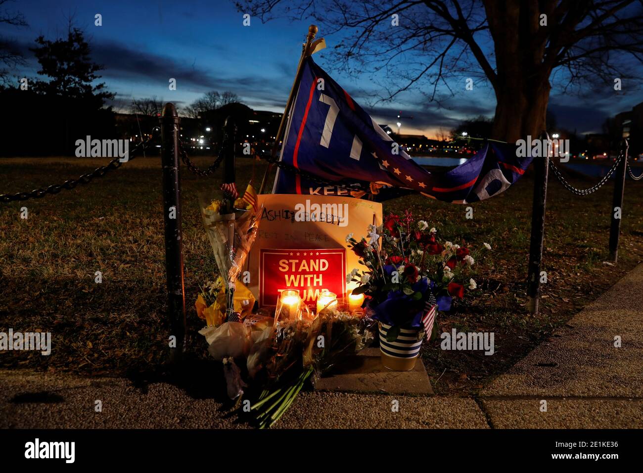 Des fleurs et des bougies sont vues à un mémorial pour Ashli Babbitt, la femme qui a été abattu au Capitole des États-Unis après que les partisans du président américain Donald Trump ont pris d'assaut le bâtiment, à Washington, États-Unis le 7 janvier 2021. REUTERS/Shannon Stapleton Banque D'Images