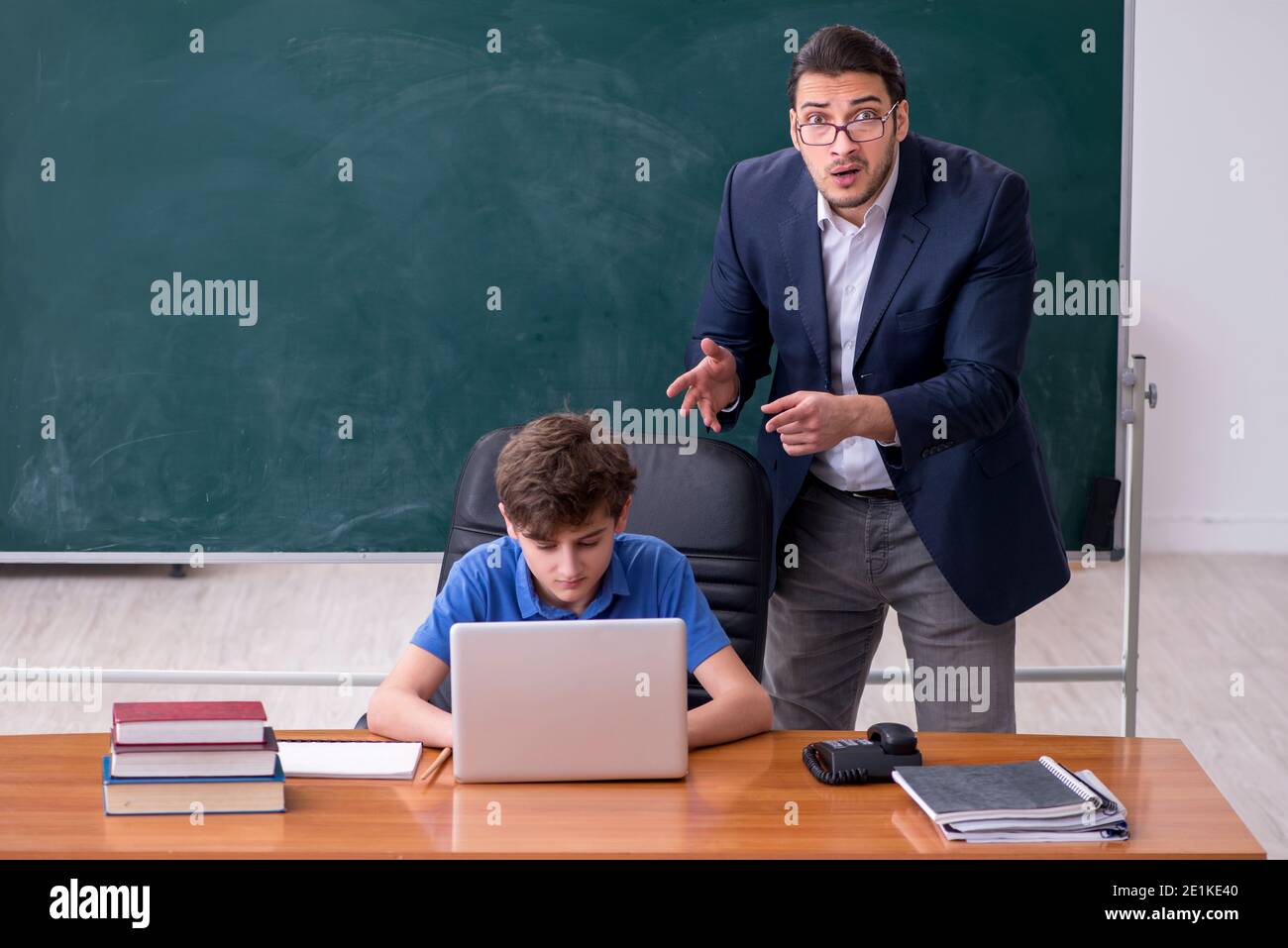 Enseignant et élève dans la salle de classe Banque D'Images