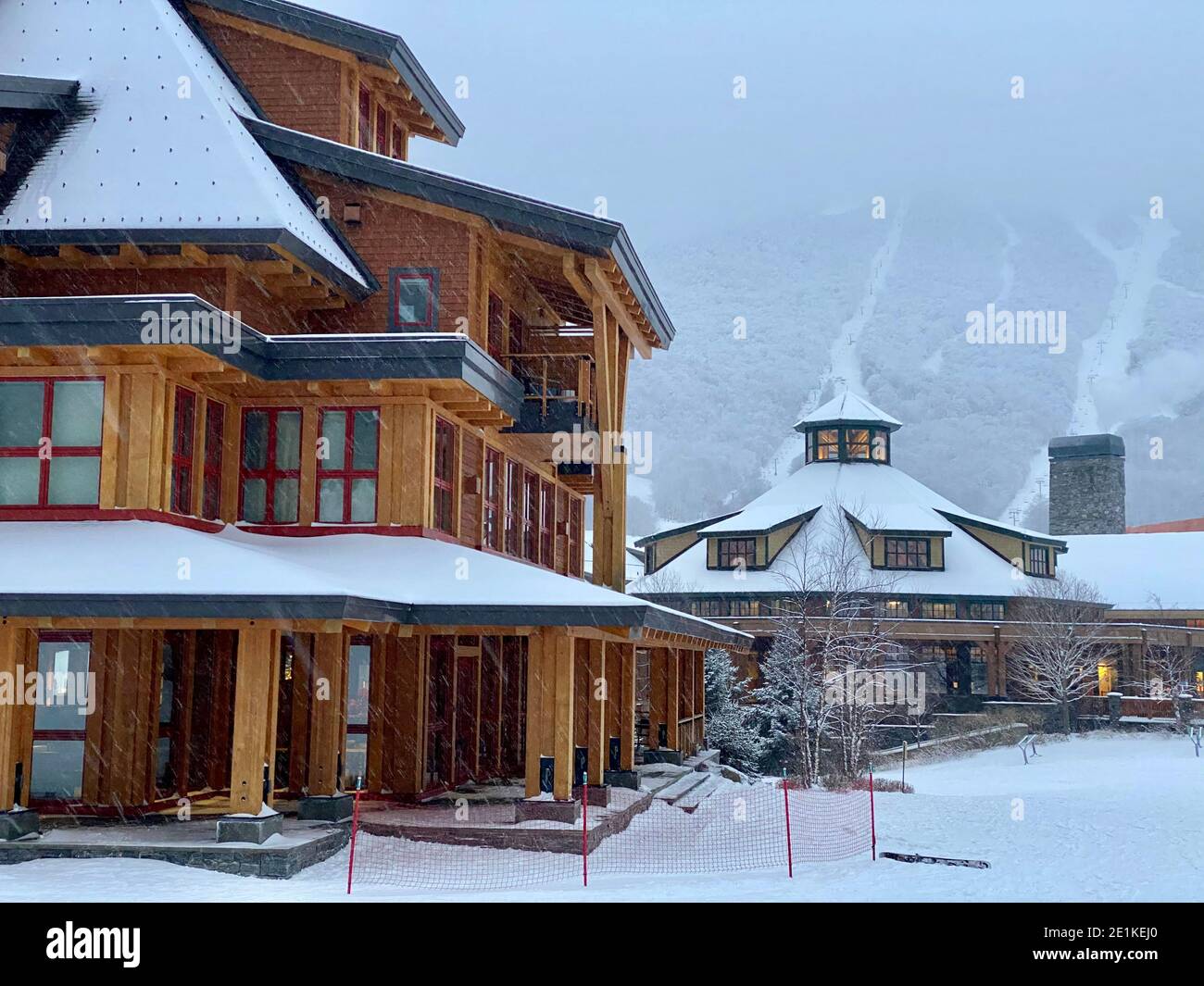 Vide Stowe Mountain Resort Spruce Peak village en soirée début décembre 2020 Vermont, États-Unis Banque D'Images