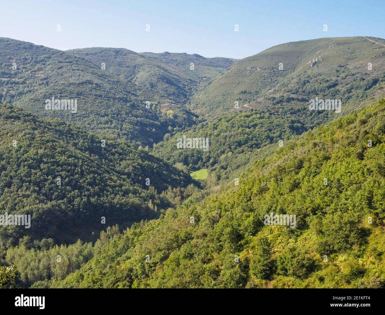 Belles montagnes et vallées le long de cette partie pittoresque du Camino de Villafrance del Bierzo à Herrerias - Villar de Corrales, Espagne Banque D'Images