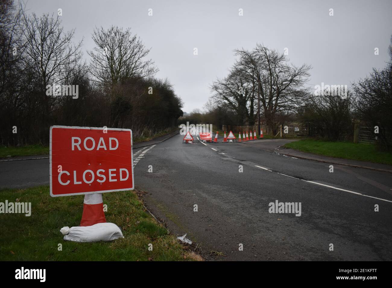 La route est fermée en raison d'une inondation à Newport Pagnell. Banque D'Images