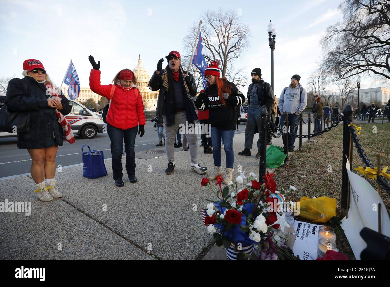 Les partisans de Trump pleurent sur Capitol Hill au monument de fortune d'Ashli Babbitt, qui a été abattu le lendemain après la tempête du Capitole des États-Unis, à Washington le 7 janvier 2021. Photo de Yuri Gripas/ABACAPRESS.COM Banque D'Images