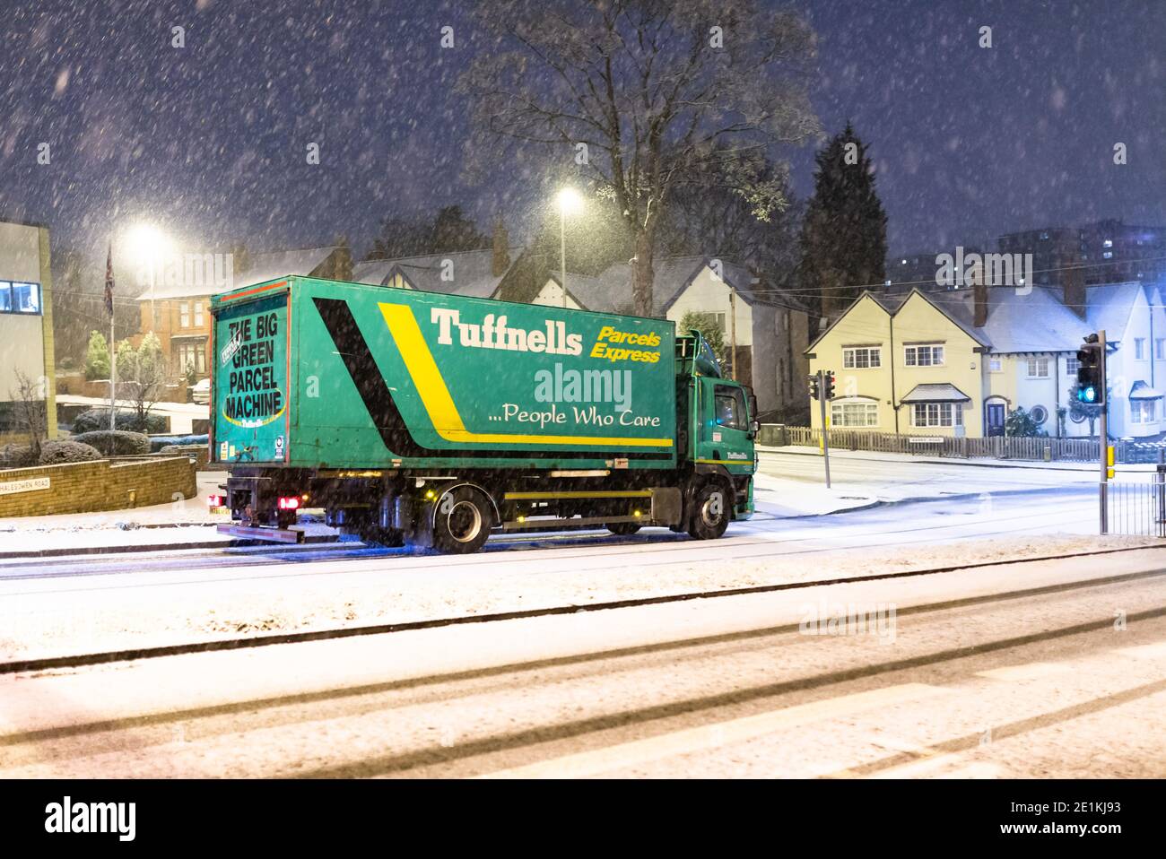 Cradley Heath, West Midlands, Royaume-Uni. 8 janvier 2021. La neige tombe au-dessus de Cradley Heath dans les West Midlands une nuit où les températures vont flotter autour du point de congélation, mais avec des conditions plus froides attendues pendant le week-end. Crédit : Peter Lophan/Alay Live News Banque D'Images