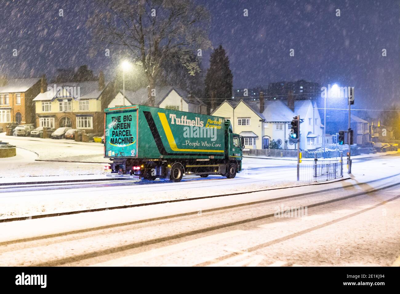 Cradley Heath, West Midlands, Royaume-Uni. 8 janvier 2021. La neige tombe au-dessus de Cradley Heath dans les West Midlands une nuit où les températures vont flotter autour du point de congélation, mais avec des conditions plus froides attendues pendant le week-end. Crédit : Peter Lophan/Alay Live News Banque D'Images