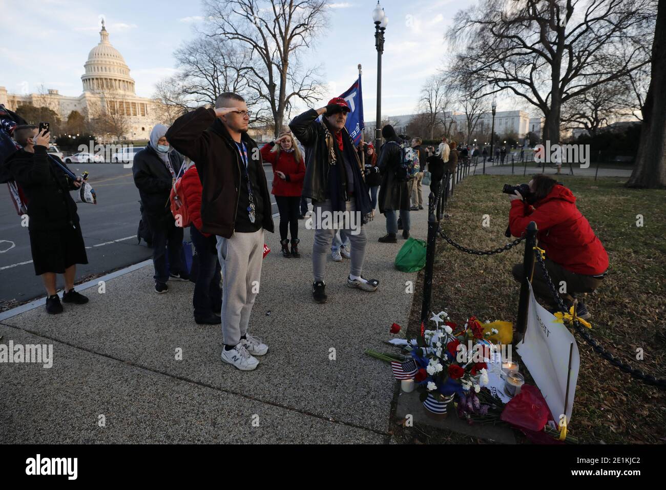 Les partisans de Trump saluent sur Capitol Hill le monument de fortune d'Ashli Babbitt, qui a été abattu le lendemain après la tempête du Capitole des États-Unis, à Washington le 7 janvier 2021. Photo de Yuri Gripas/ABACAPRESS.COM Banque D'Images