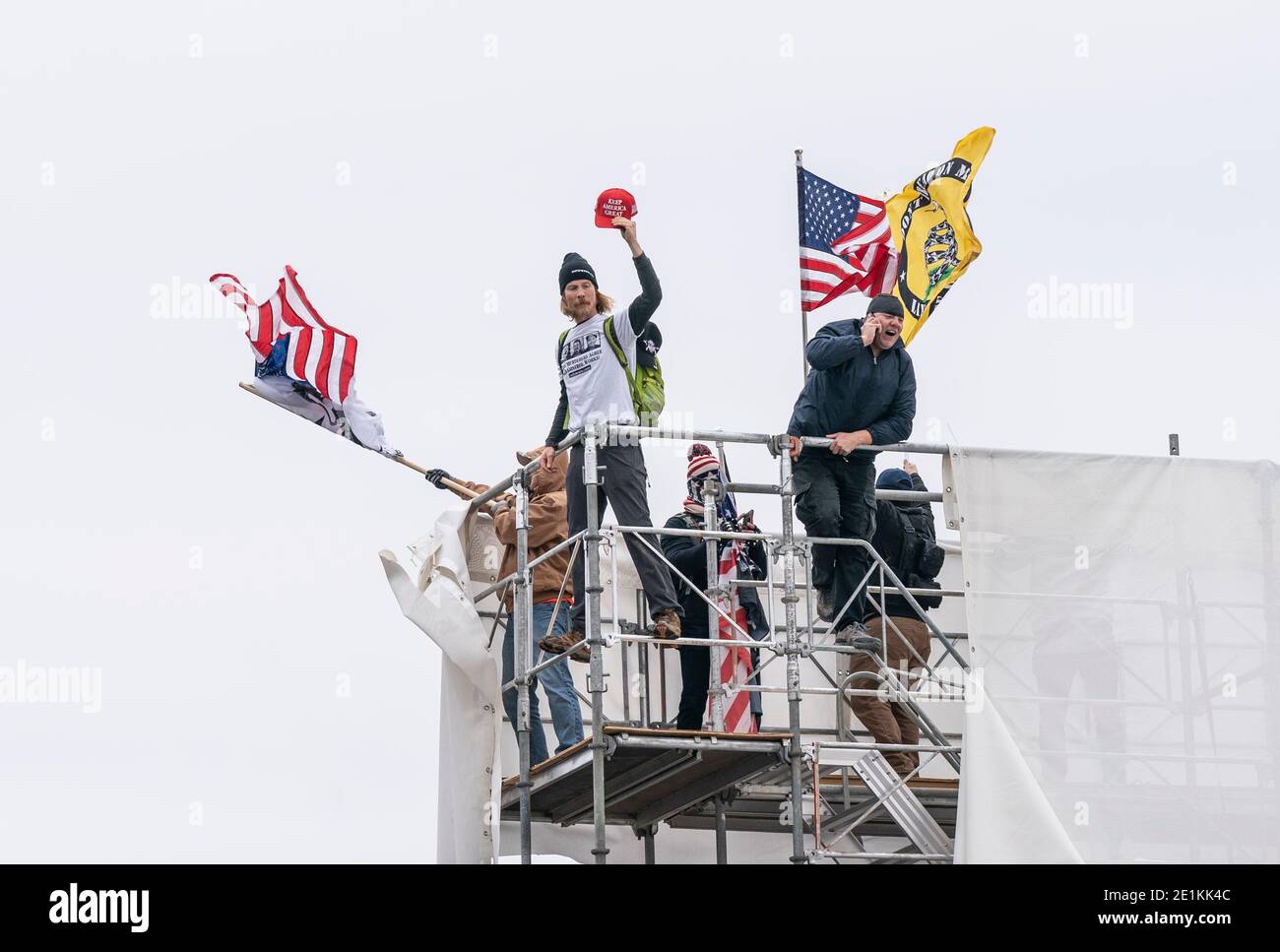 Washington, DC - 6 janvier 2021 : des manifestants pro-Trump vus sur des sangsues au bâtiment du Capitole construit pour l'inauguration du 46e président Joe Biden Banque D'Images