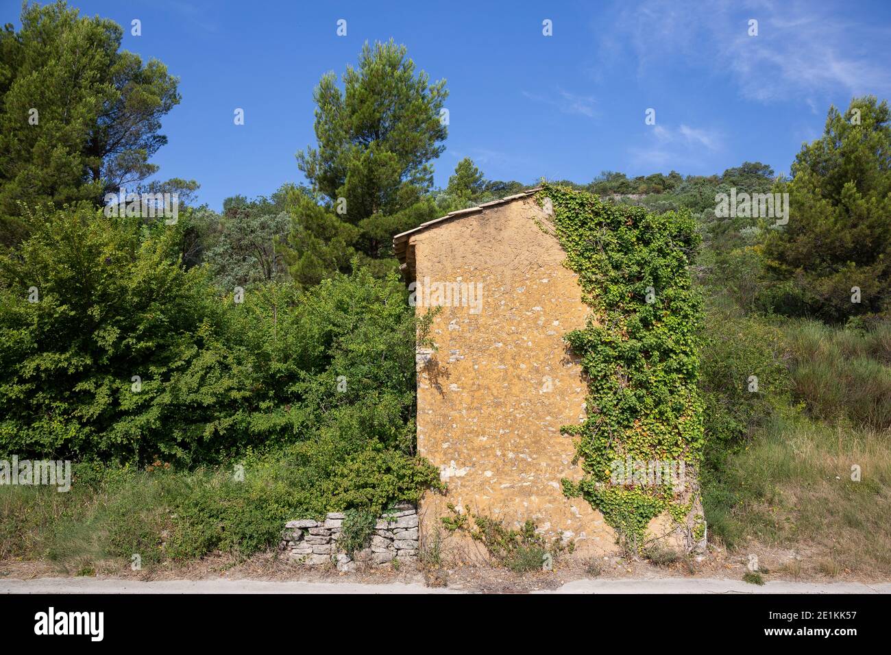 Petit chalet 'Cabanon' ou en pierre situé en Provence, au sud de la France Banque D'Images