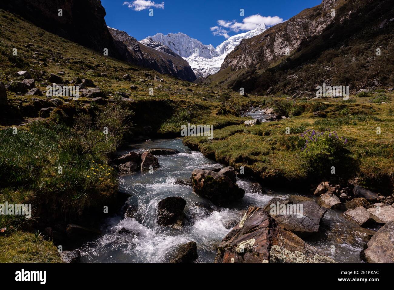 Quebrada Llaca, Cordillera Blanca, Parc national de Huascaran, Ancash, Pérou. Vue sur les montagnes d'Ocshapalca (sur la gauche) et de Ranrapalca (sur la droite). Banque D'Images