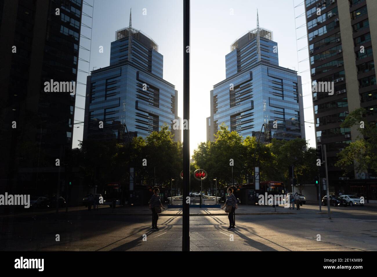 Santiago, Metropolitana, Chili. 7 janvier 2021. Le reflet de la ville dans une fenêtre de magasin. Credit: Matias Basualdo/ZUMA Wire/Alamy Live News Banque D'Images