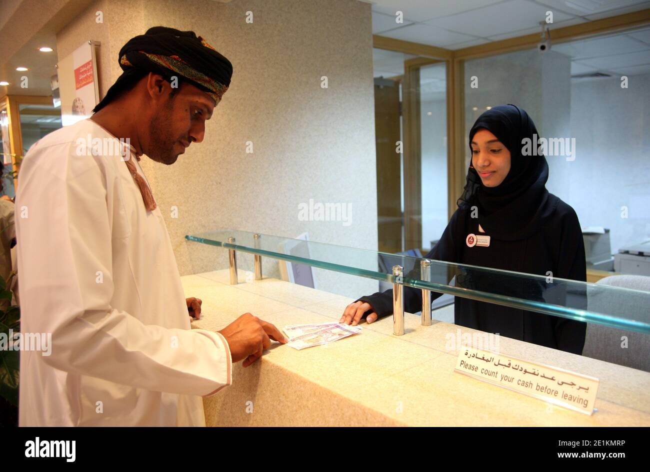 Femme omanaise de banque Teller, Muscat, Sultanat d'Oman Banque D'Images
