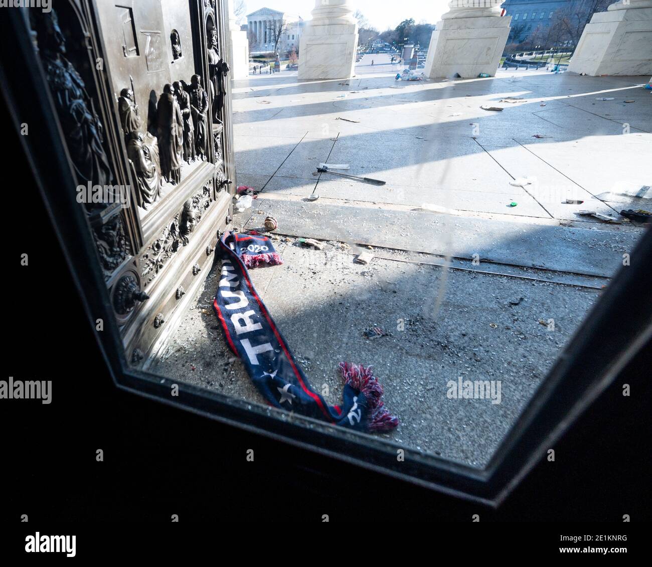 Washington, États-Unis. 07 janvier 2021. Vue des débris laissés à l'extérieur d'une porte extérieure au deuxième étage du Capitole, dans le cadre des dommages causés par la manifestation. Crédit : SOPA Images Limited/Alamy Live News Banque D'Images