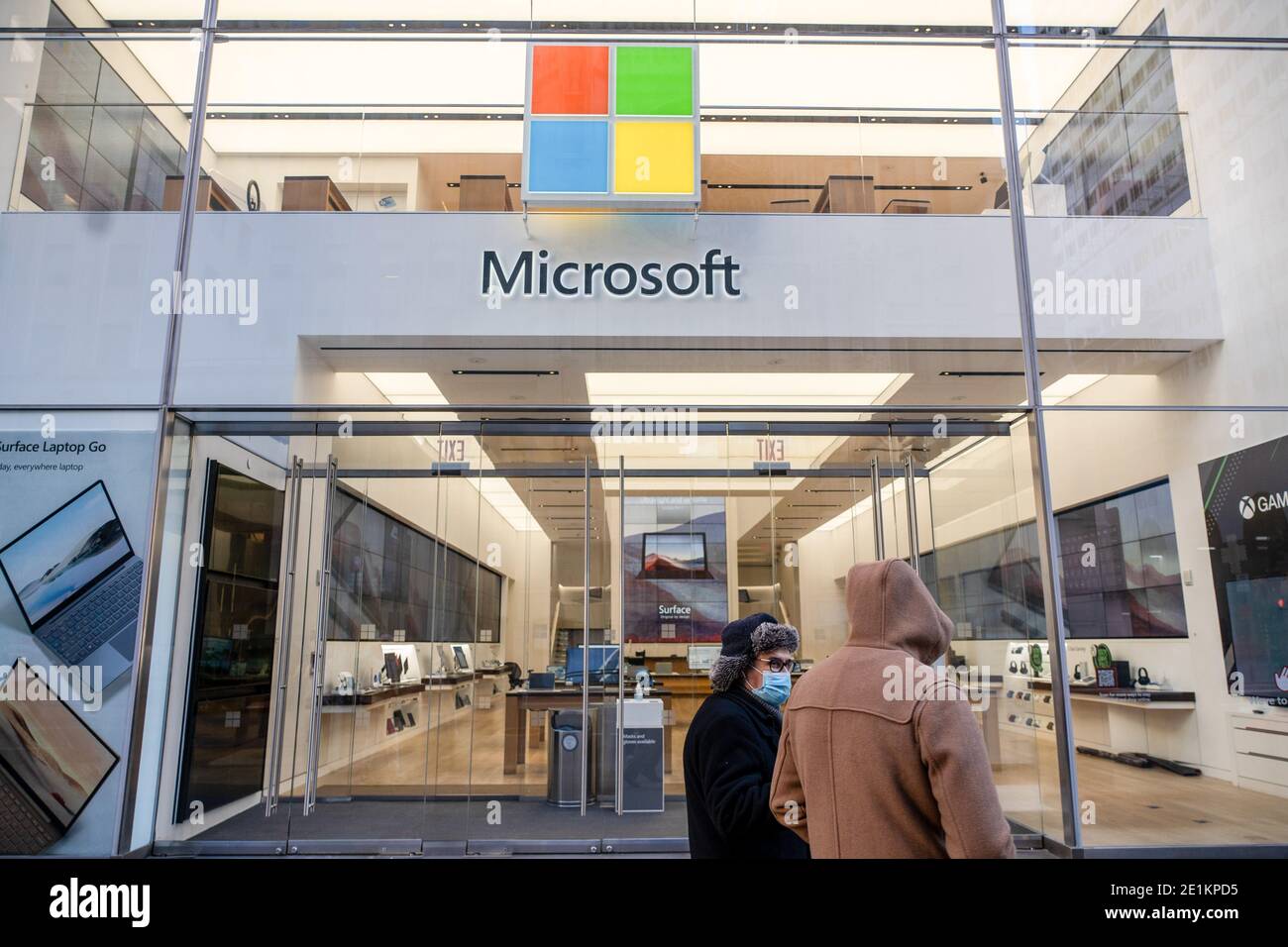 New York, États-Unis. 07 janvier 2021. Les personnes portant des masques de visage marchent près d'un magasin de détail Microsoft 5th Avenue à New York. Microsoft a déclaré que les pirates russes suspectés d'être à l'origine d'une violation massive de la sécurité du gouvernement américain considéraient également un certain code source de la société. Crédit : SOPA Images Limited/Alamy Live News Banque D'Images