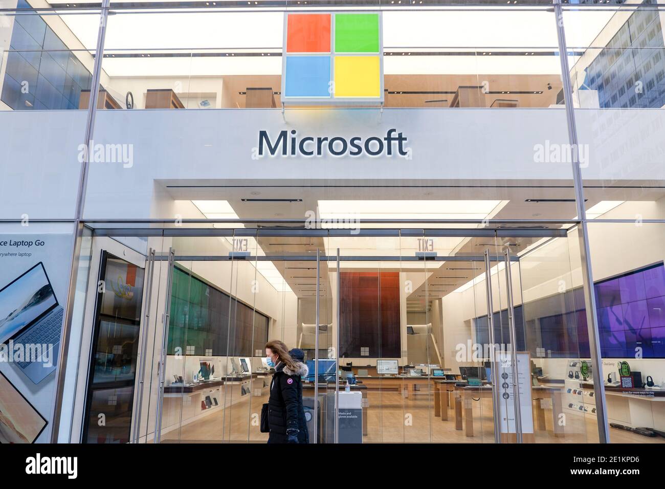 New York, États-Unis. 07 janvier 2021. Une femme portant un masque facial marche à côté d'un magasin de détail Microsoft 5th Avenue à New York. Microsoft a déclaré que les pirates russes suspectés d'être à l'origine d'une violation massive de la sécurité du gouvernement américain considéraient également un certain code source de la société. Crédit : SOPA Images Limited/Alamy Live News Banque D'Images