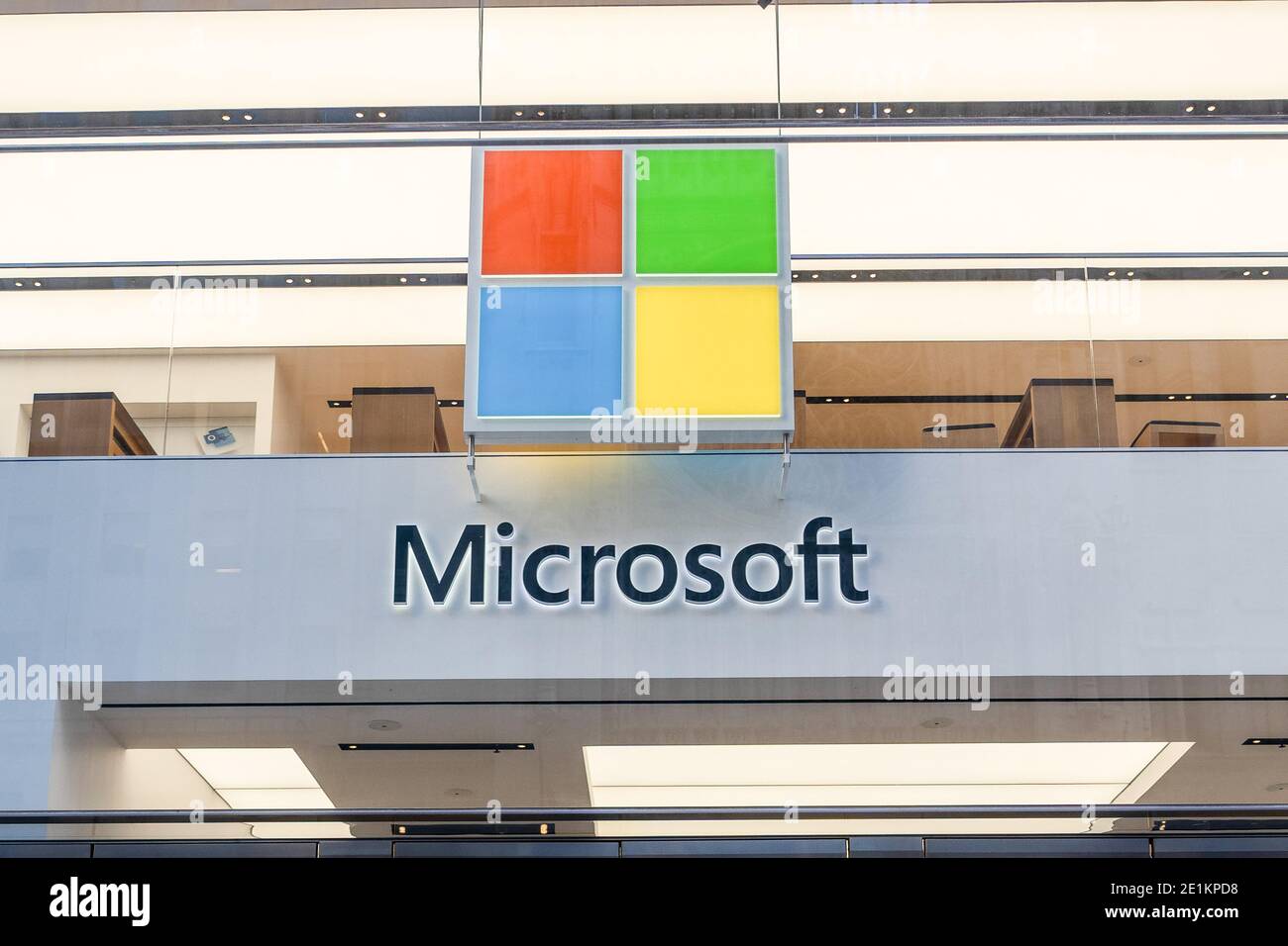 New York, États-Unis. 07 janvier 2021. Logo Microsoft vu sur le dessus de son magasin à New York. Microsoft a déclaré que les pirates russes suspectés d'être à l'origine d'une violation massive de la sécurité du gouvernement américain considéraient également un certain code source de la société. Crédit : SOPA Images Limited/Alamy Live News Banque D'Images
