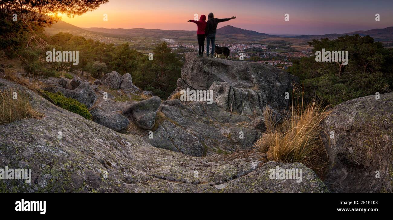 Deux personnes s'amusent à faire du sport au sommet de la montagne. Émotions et aventures en couple. Style de vie différent Banque D'Images